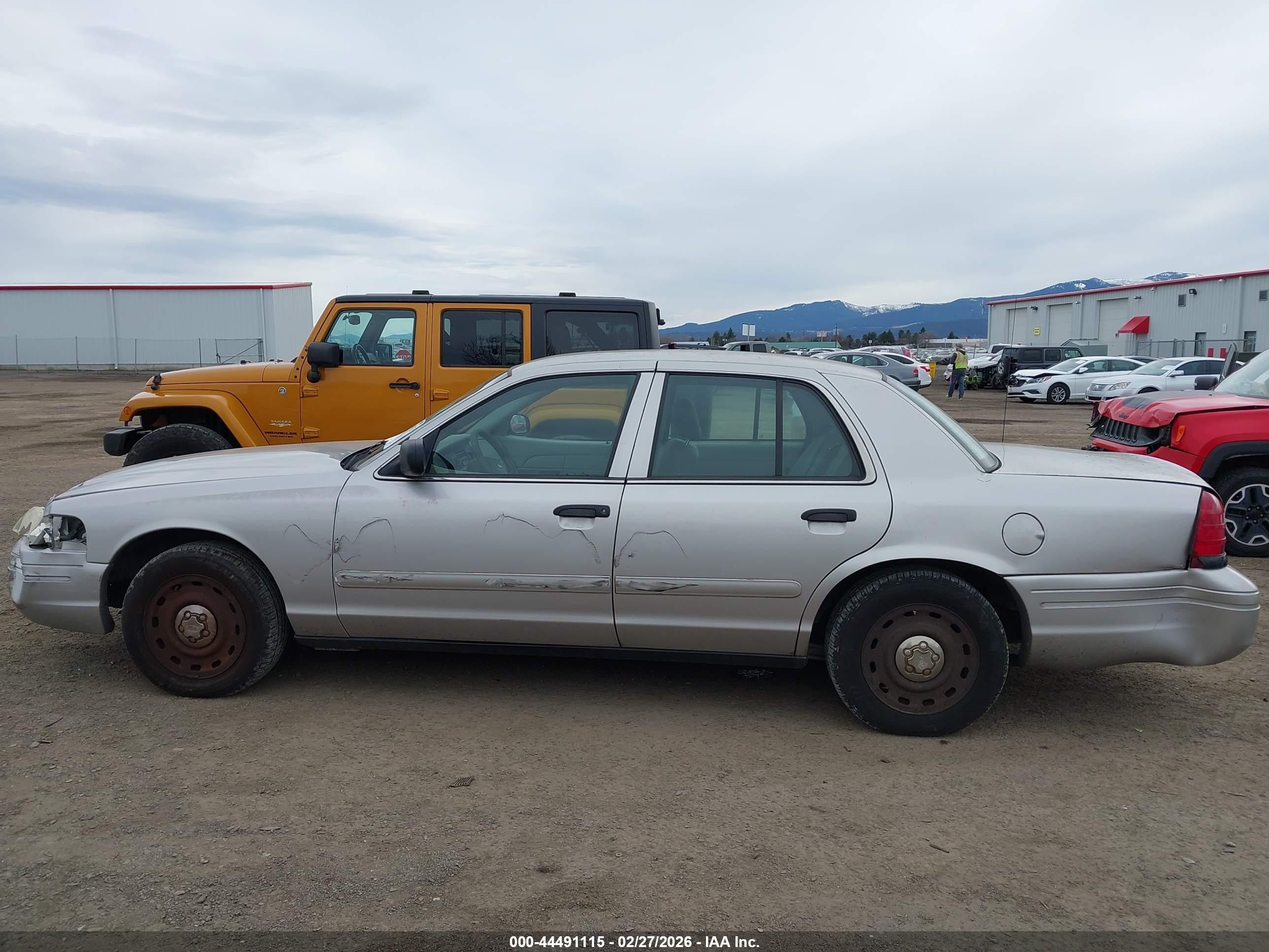 2005 Ford Crown Victoria Police Silver vin: 2FAHP71W15X147808