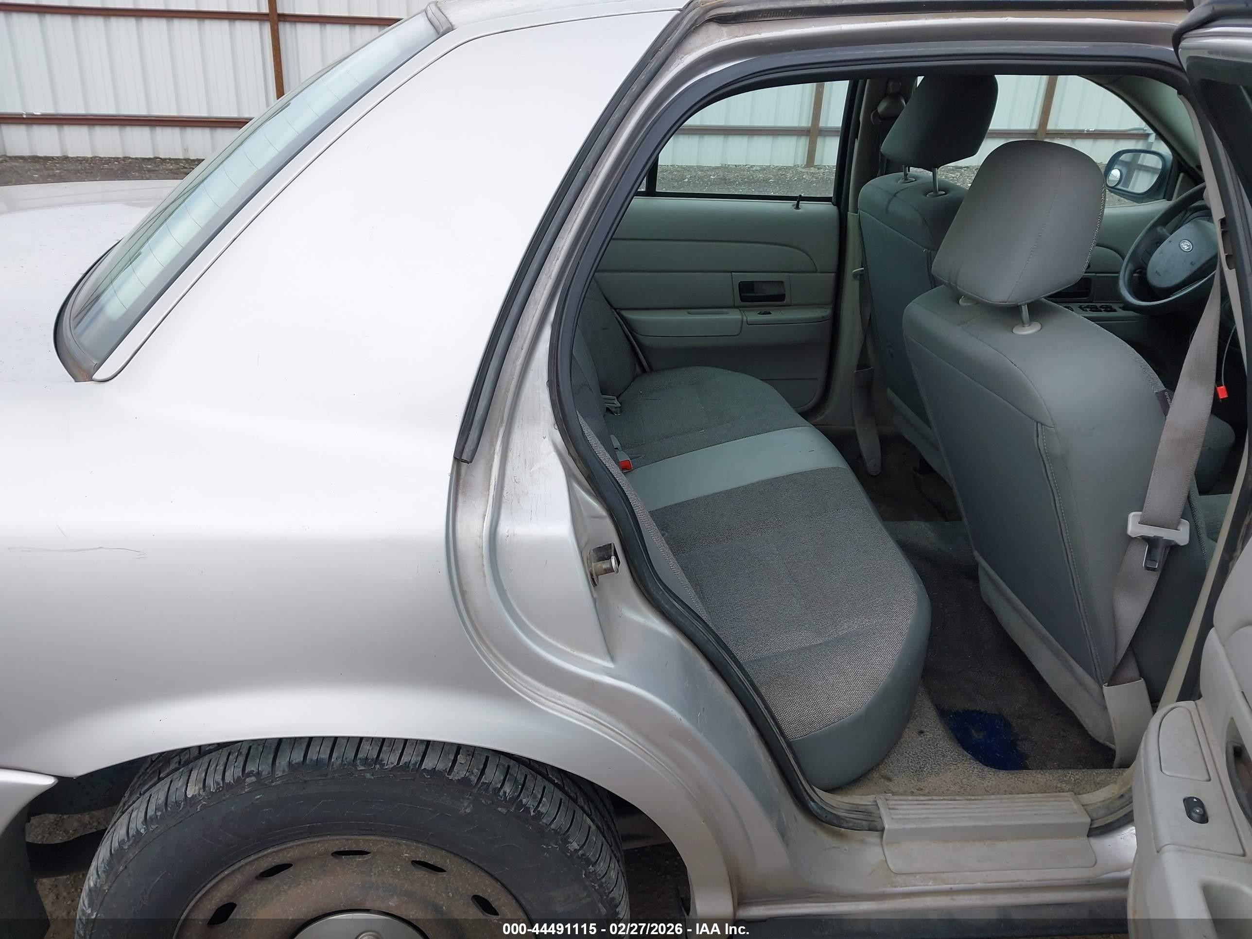 2005 Ford Crown Victoria Police Silver vin: 2FAHP71W15X147808