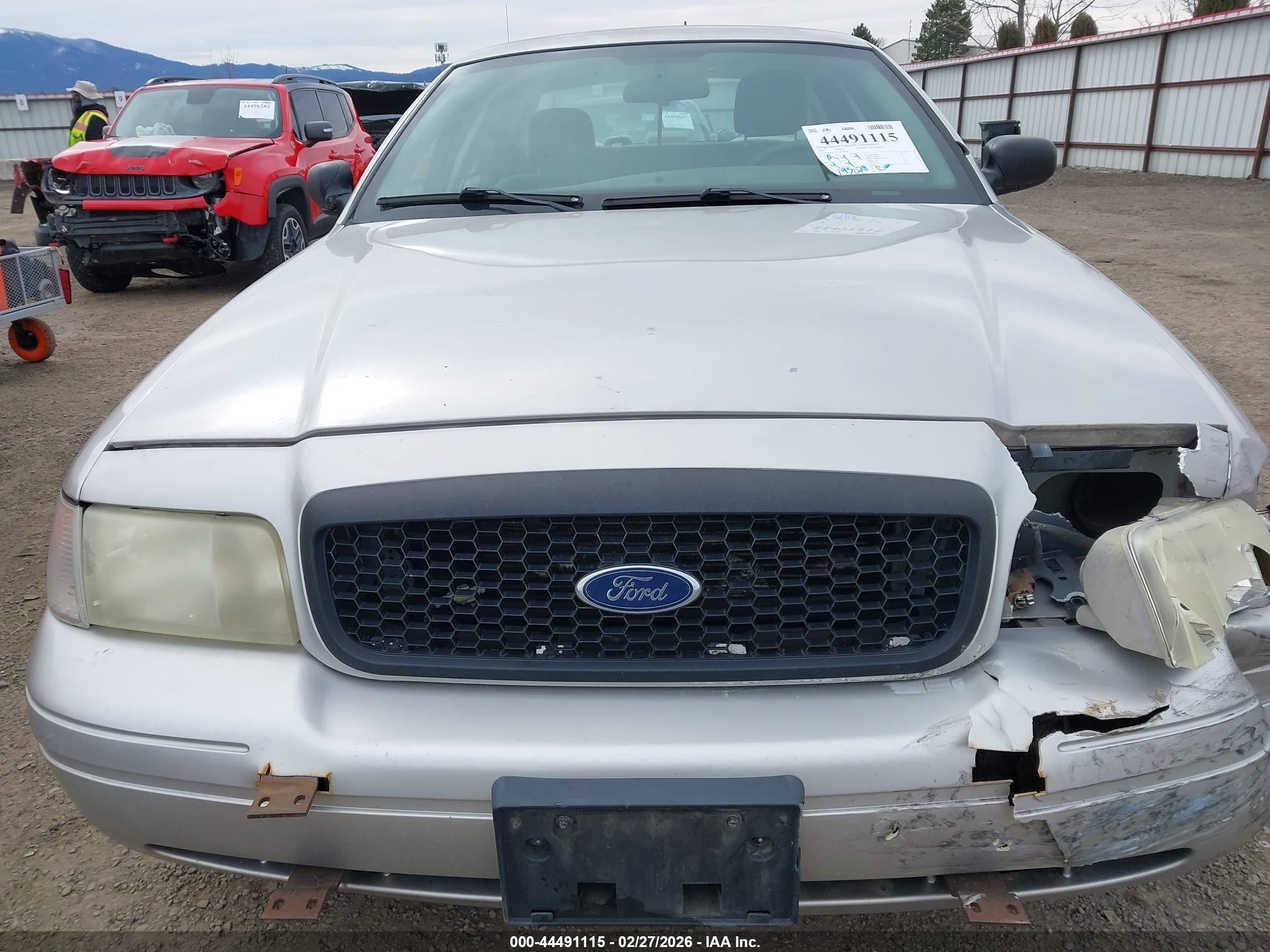 2005 Ford Crown Victoria Police Silver vin: 2FAHP71W15X147808