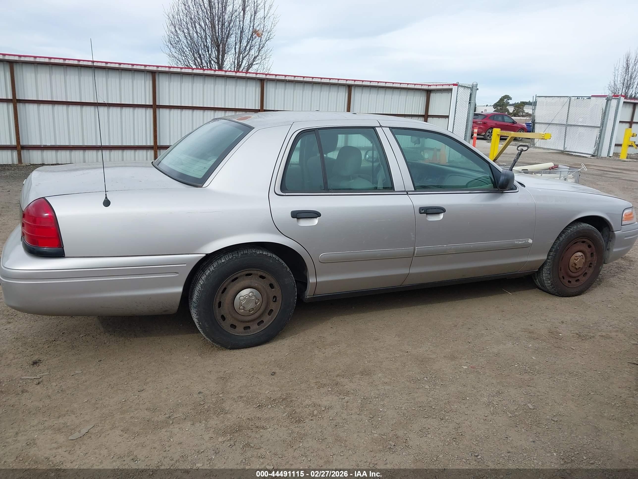 2005 Ford Crown Victoria Police Silver vin: 2FAHP71W15X147808