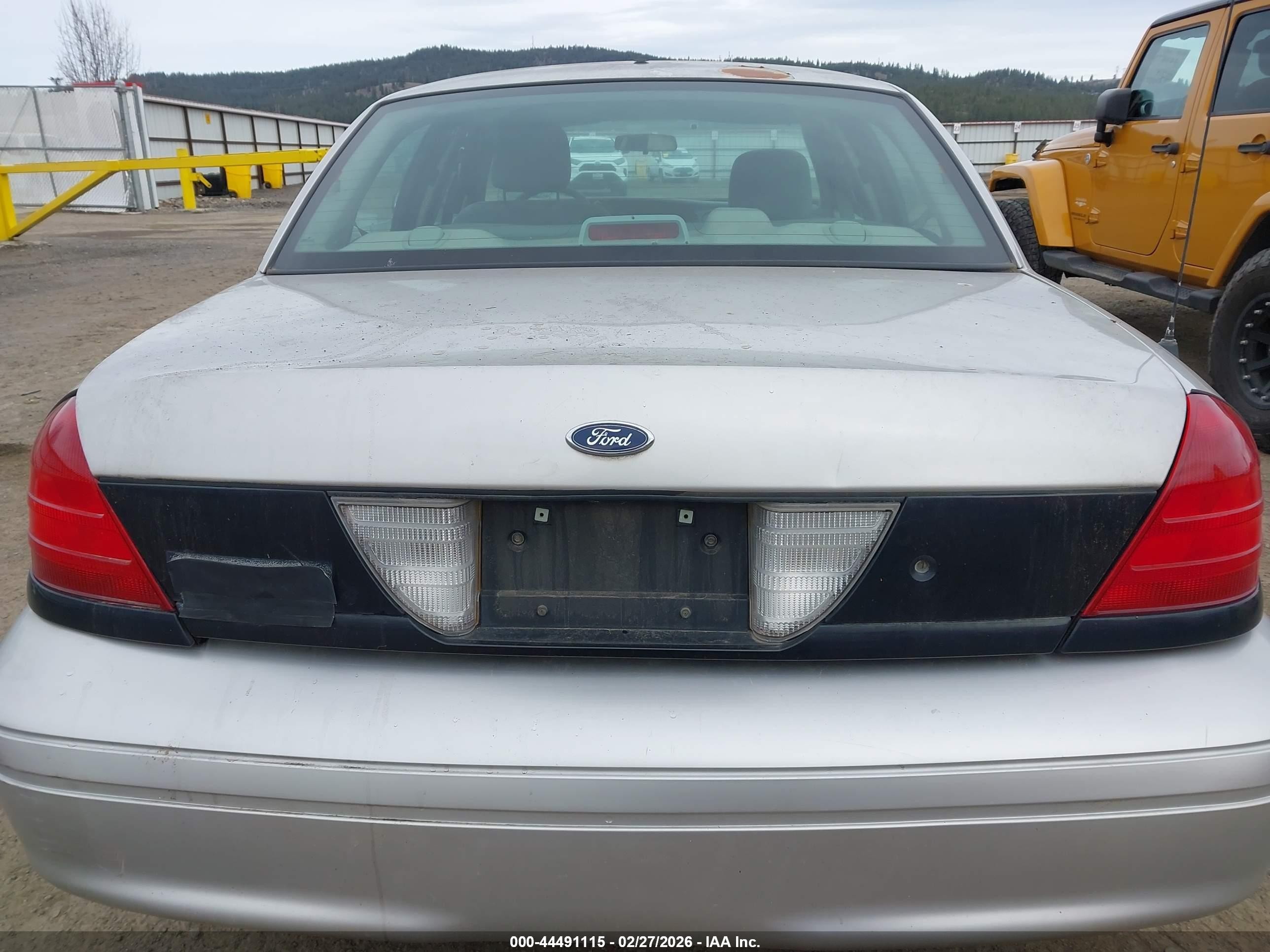 2005 Ford Crown Victoria Police Silver vin: 2FAHP71W15X147808