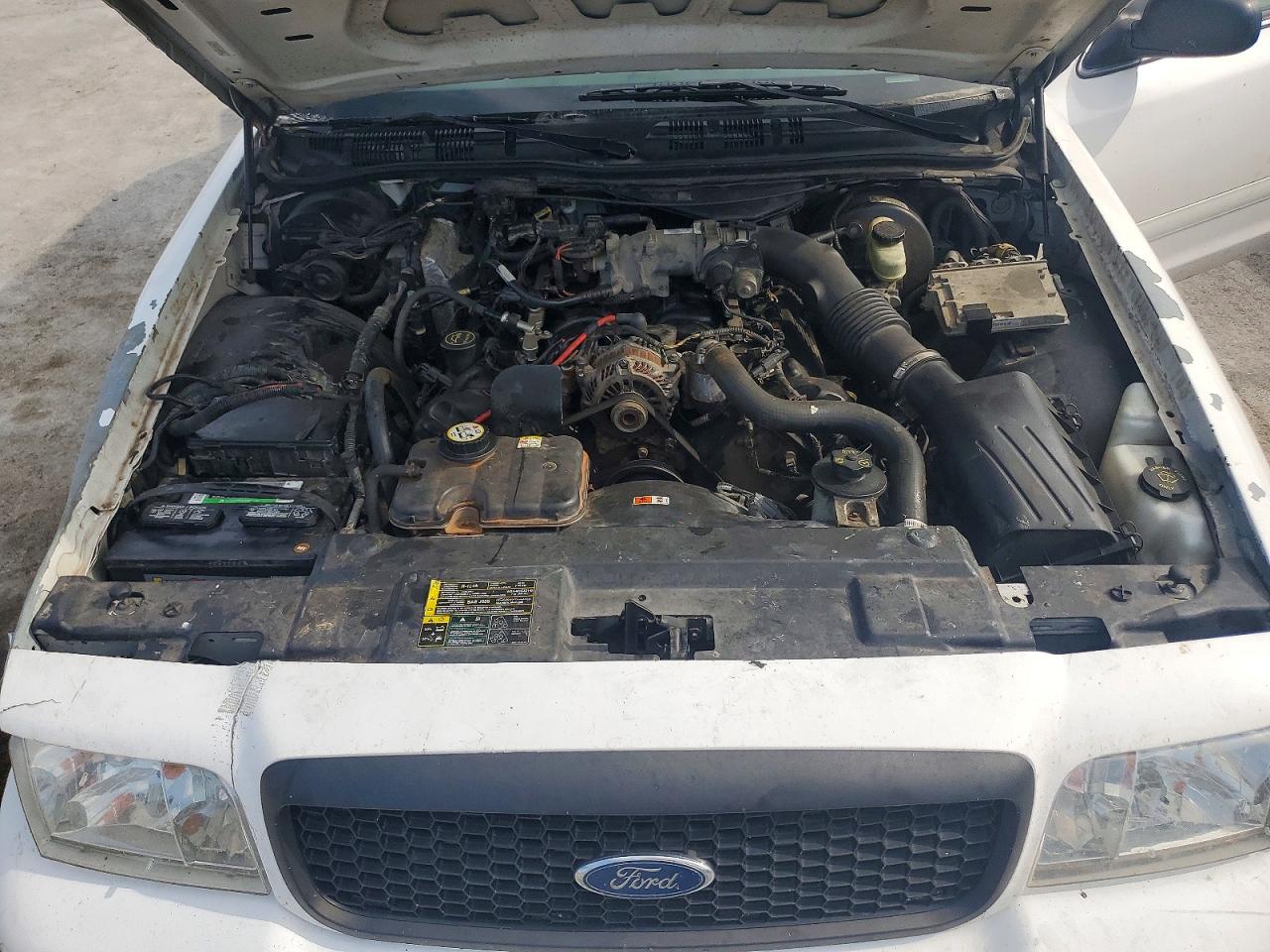 2005 Ford Crown Victoria Police Interceptor White vin: 2FAHP71W15X178217
