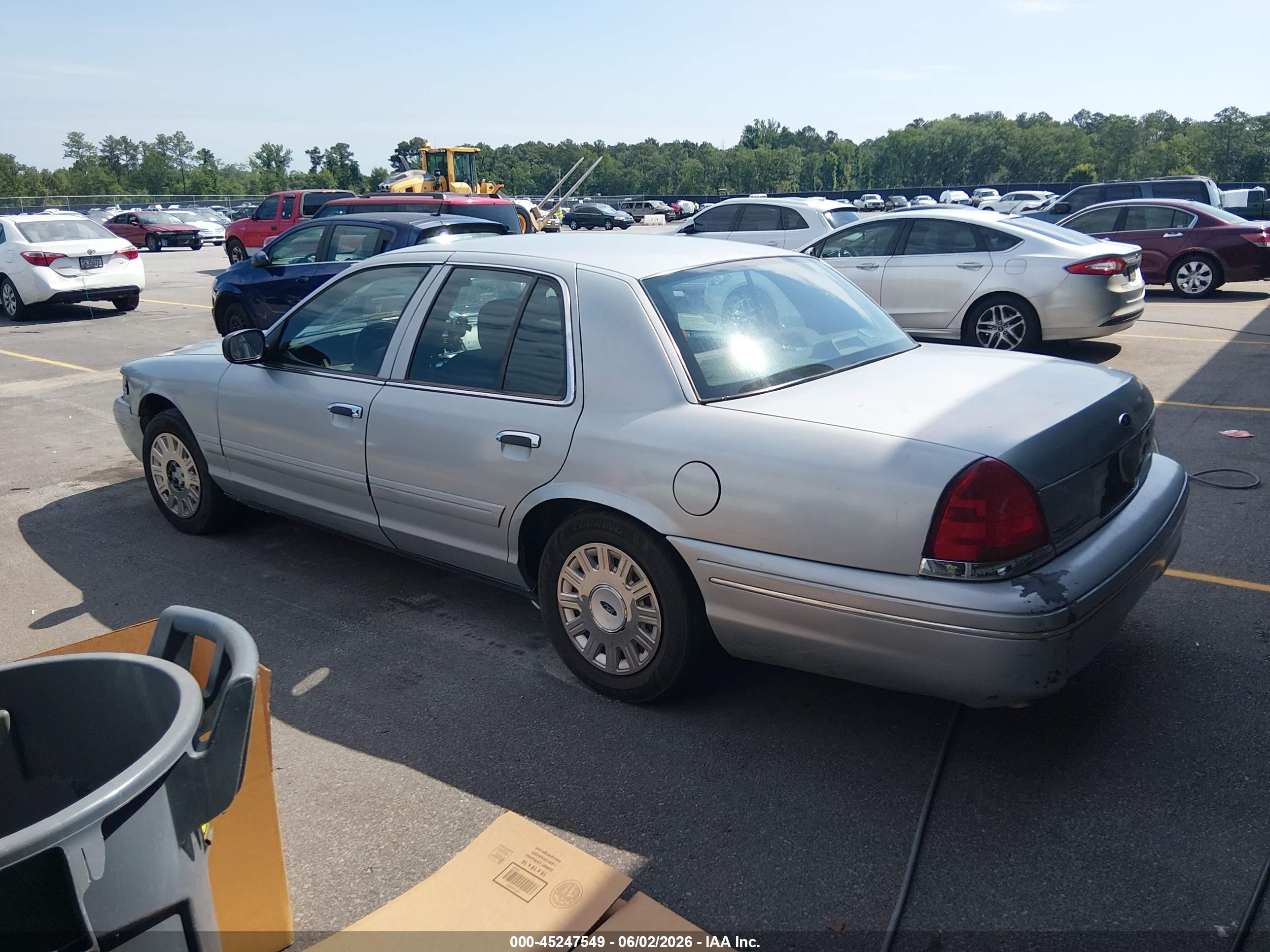 2003 Ford Crown Victoria Police Silver vin: 2FAHP71W33X205012
