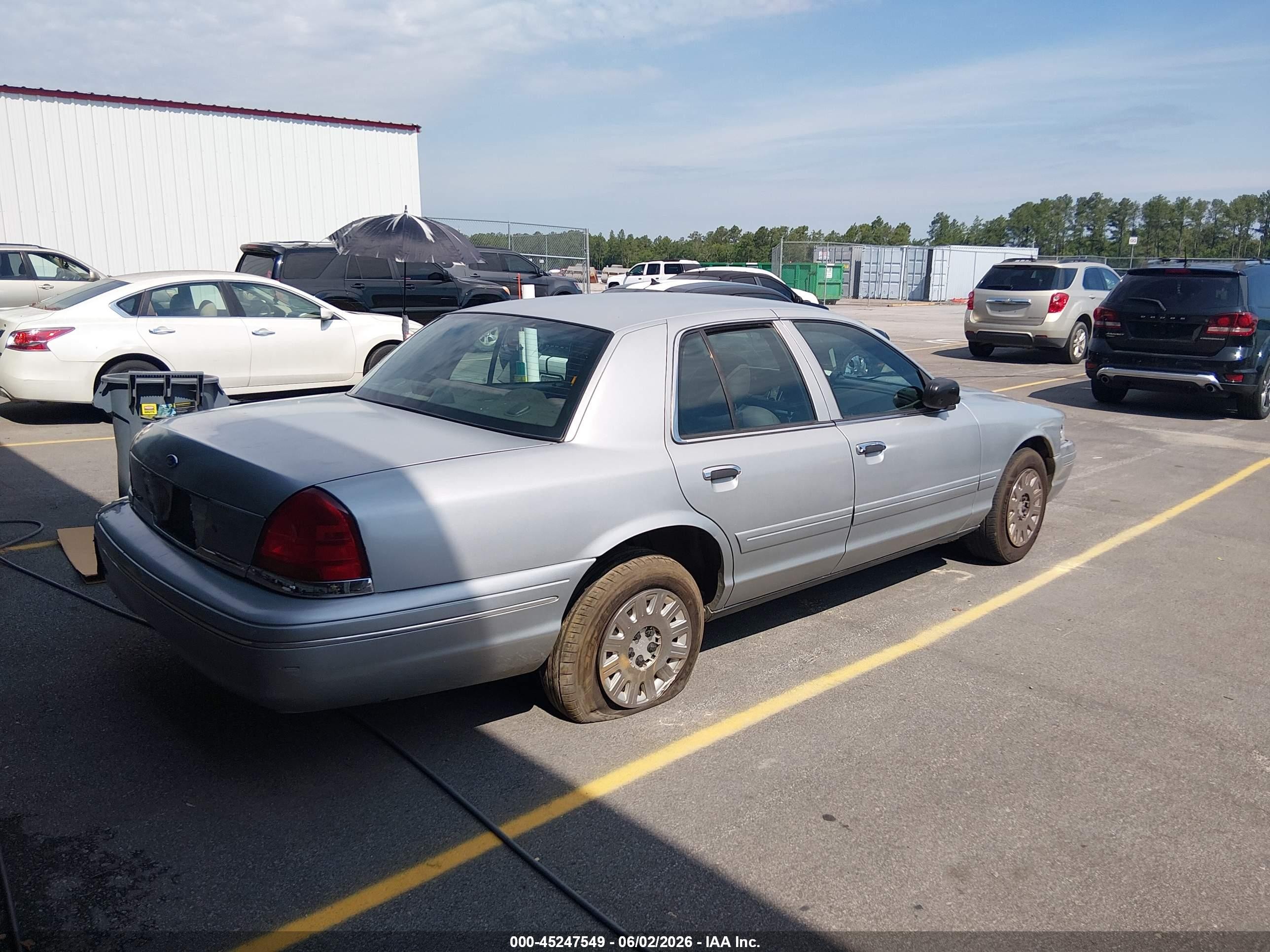 2003 Ford Crown Victoria Police Silver vin: 2FAHP71W33X205012