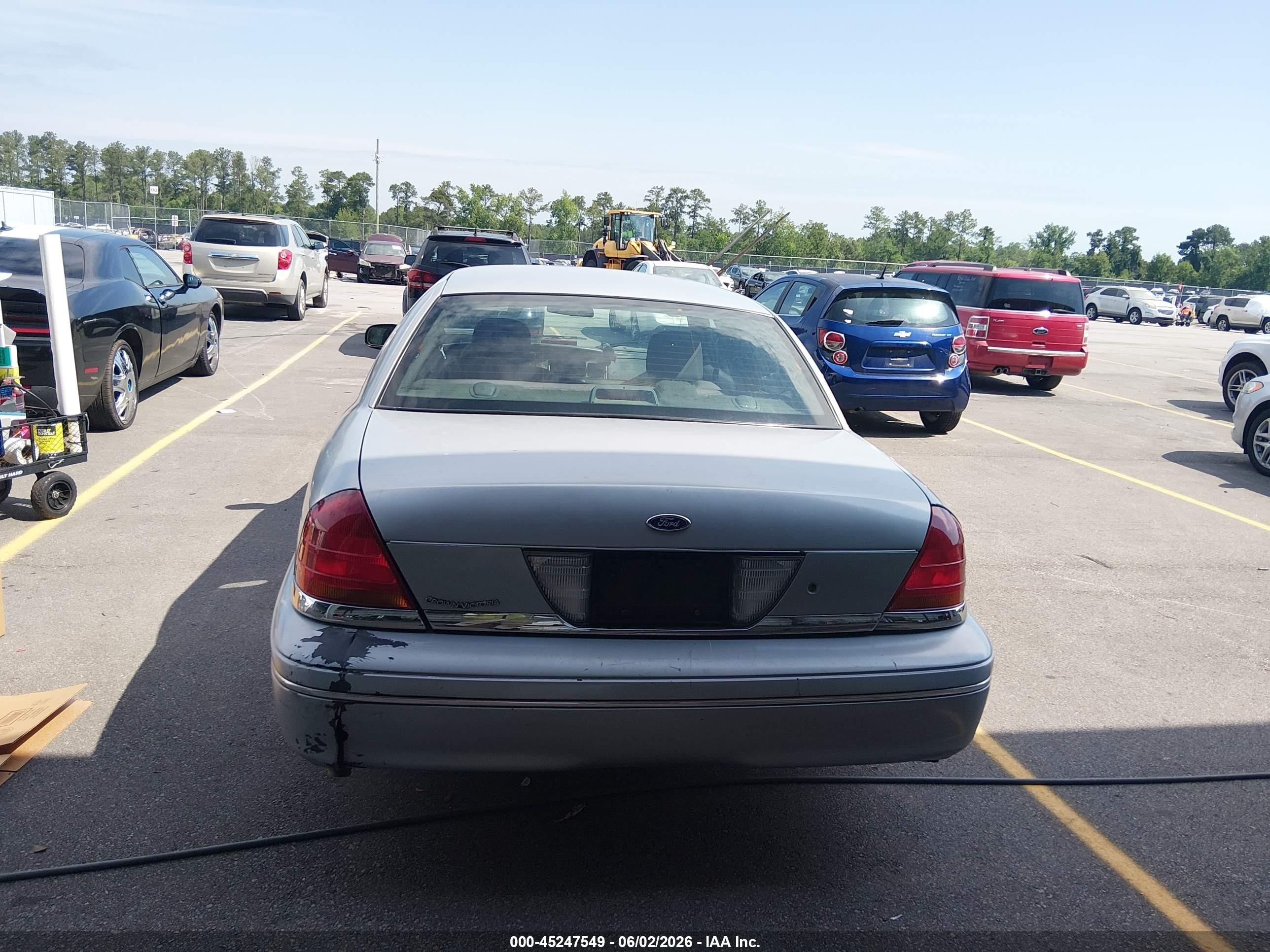2003 Ford Crown Victoria Police Silver vin: 2FAHP71W33X205012