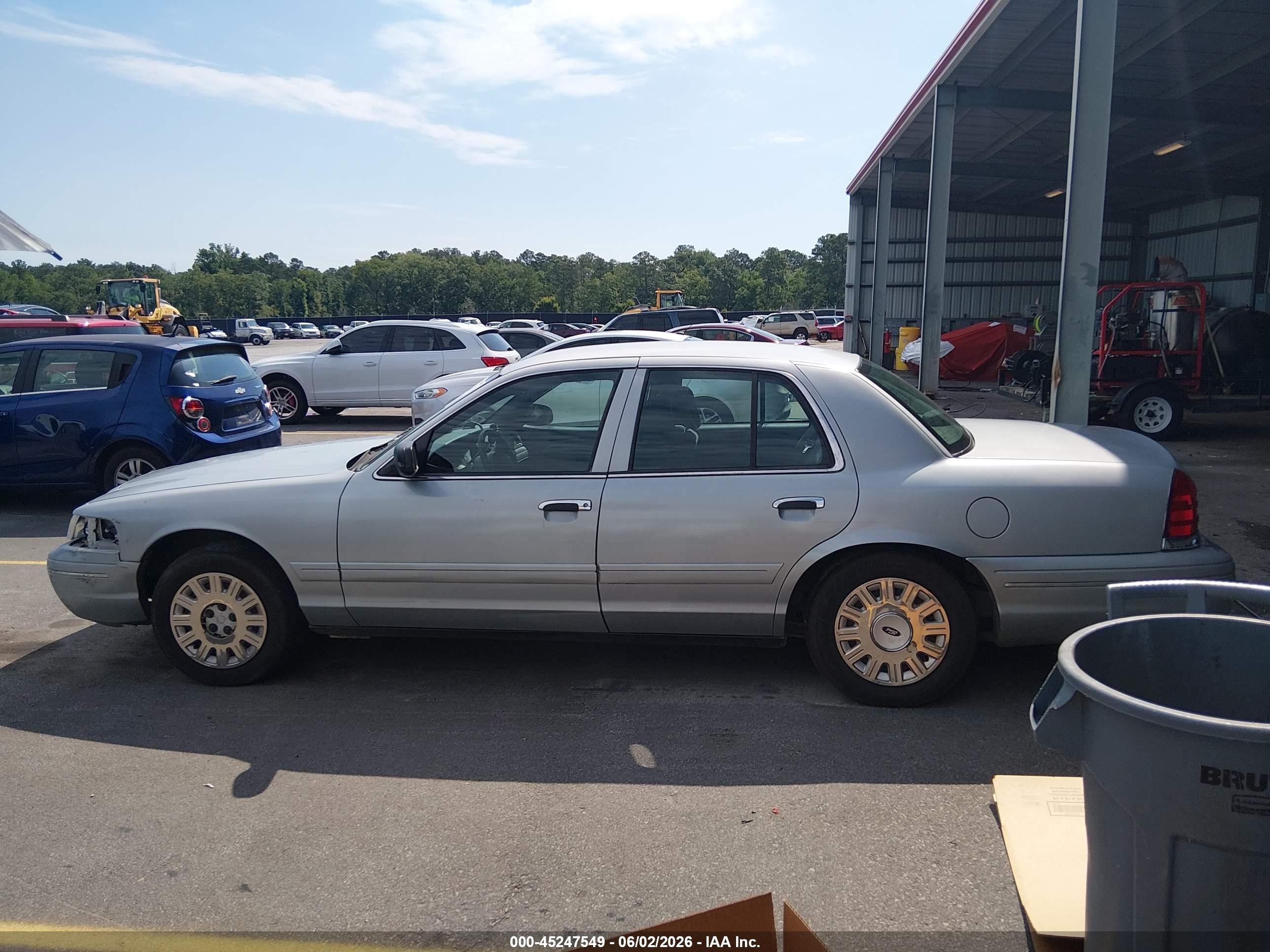 2003 Ford Crown Victoria Police Silver vin: 2FAHP71W33X205012