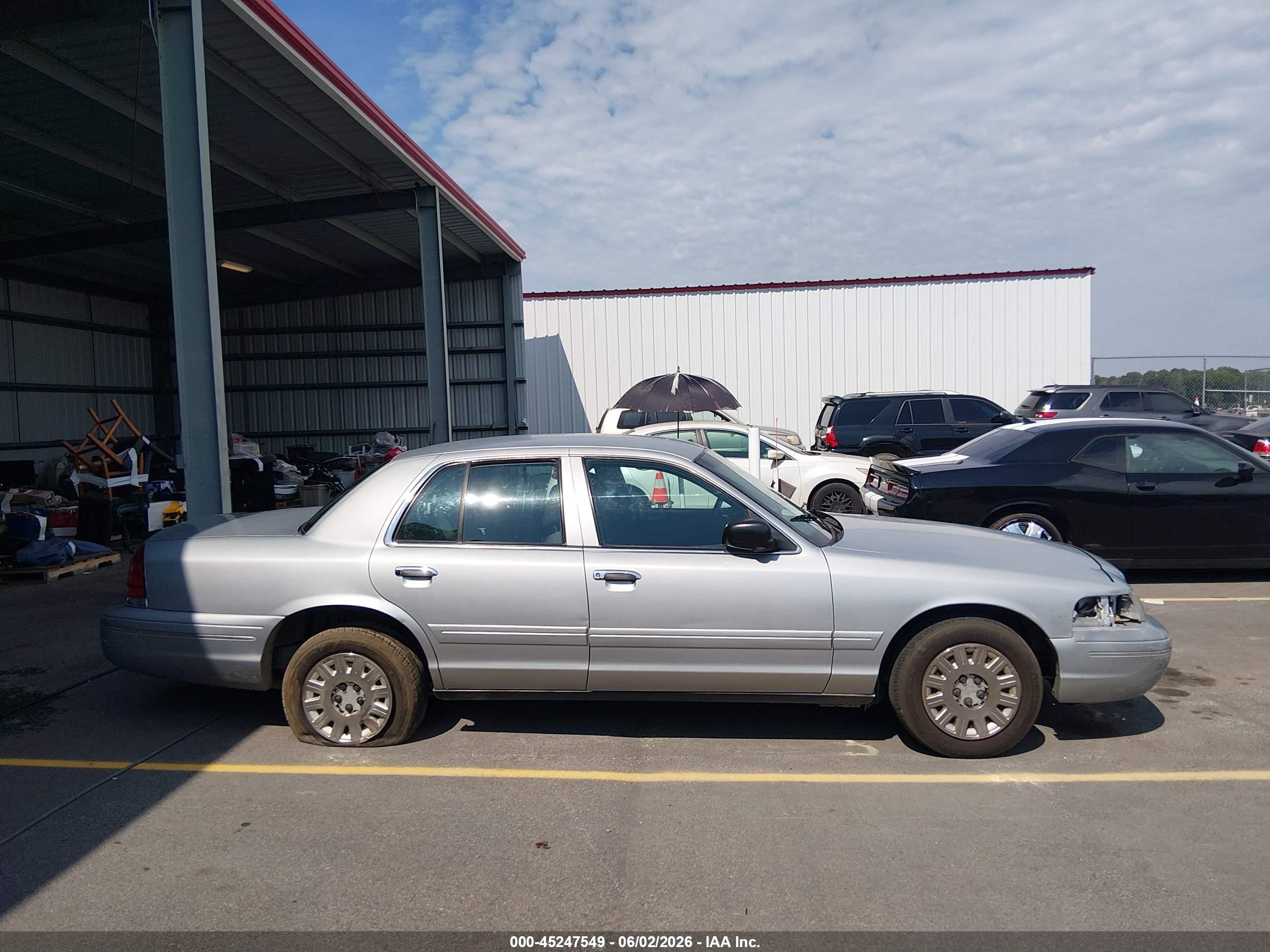 2003 Ford Crown Victoria Police Silver vin: 2FAHP71W33X205012