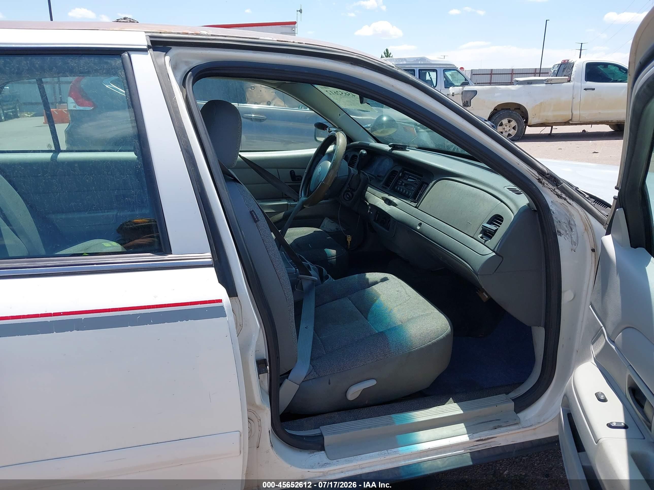 2005 Ford Crown Victoria Police White vin: 2FAHP71W35X165890