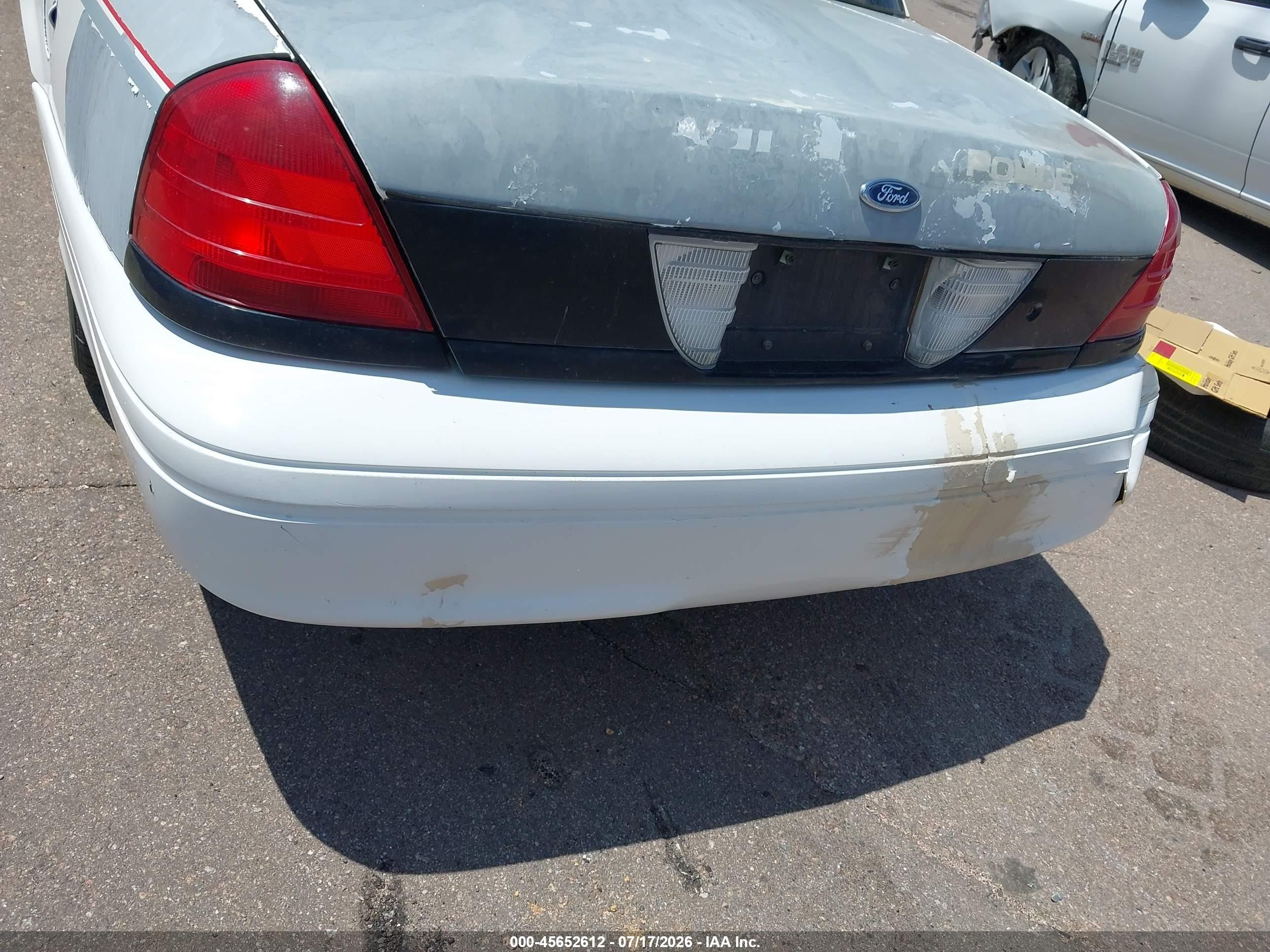 2005 Ford Crown Victoria Police White vin: 2FAHP71W35X165890