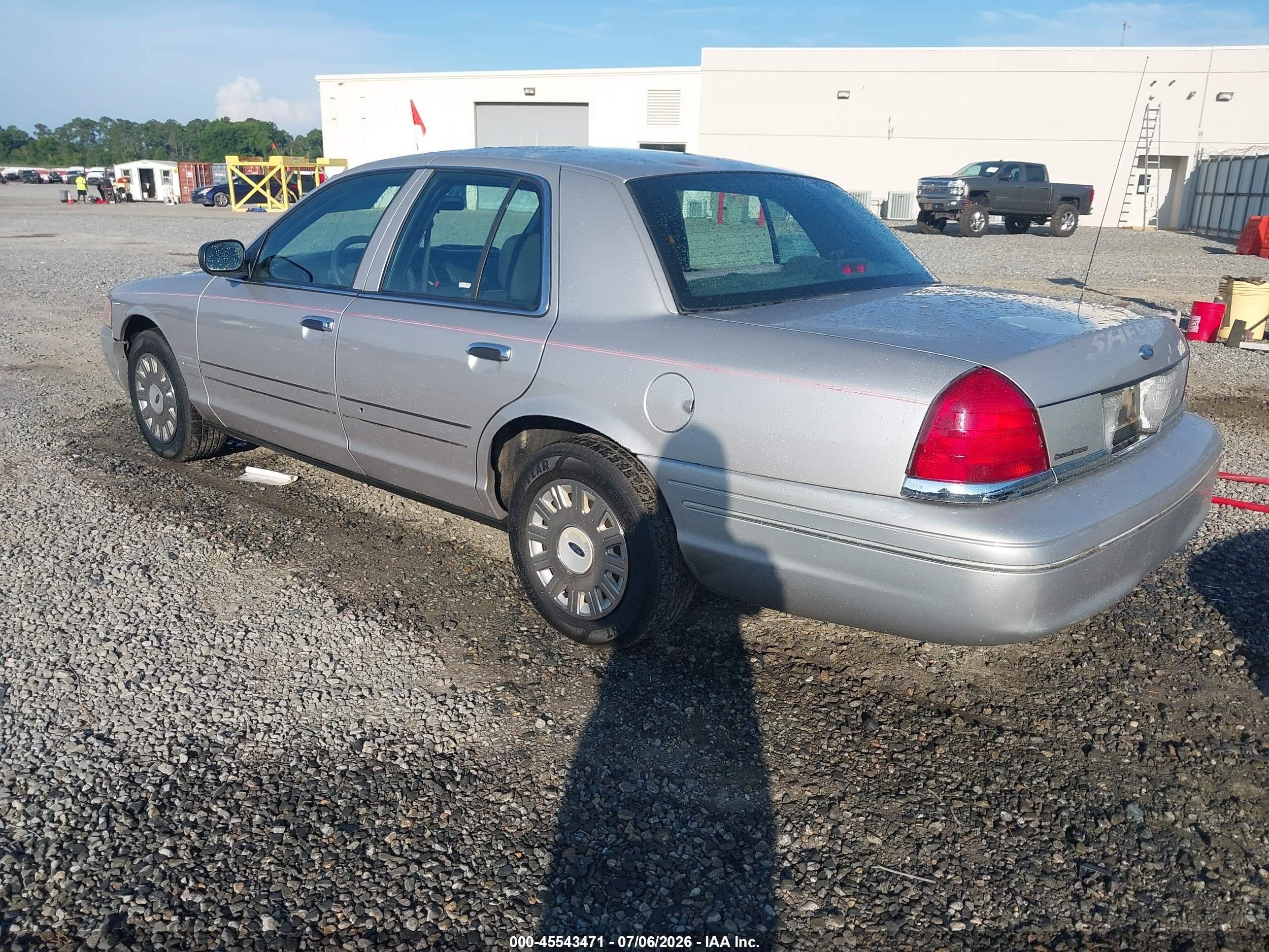 2005 Ford Crown Victoria Police Silver vin: 2FAHP71W75X139017