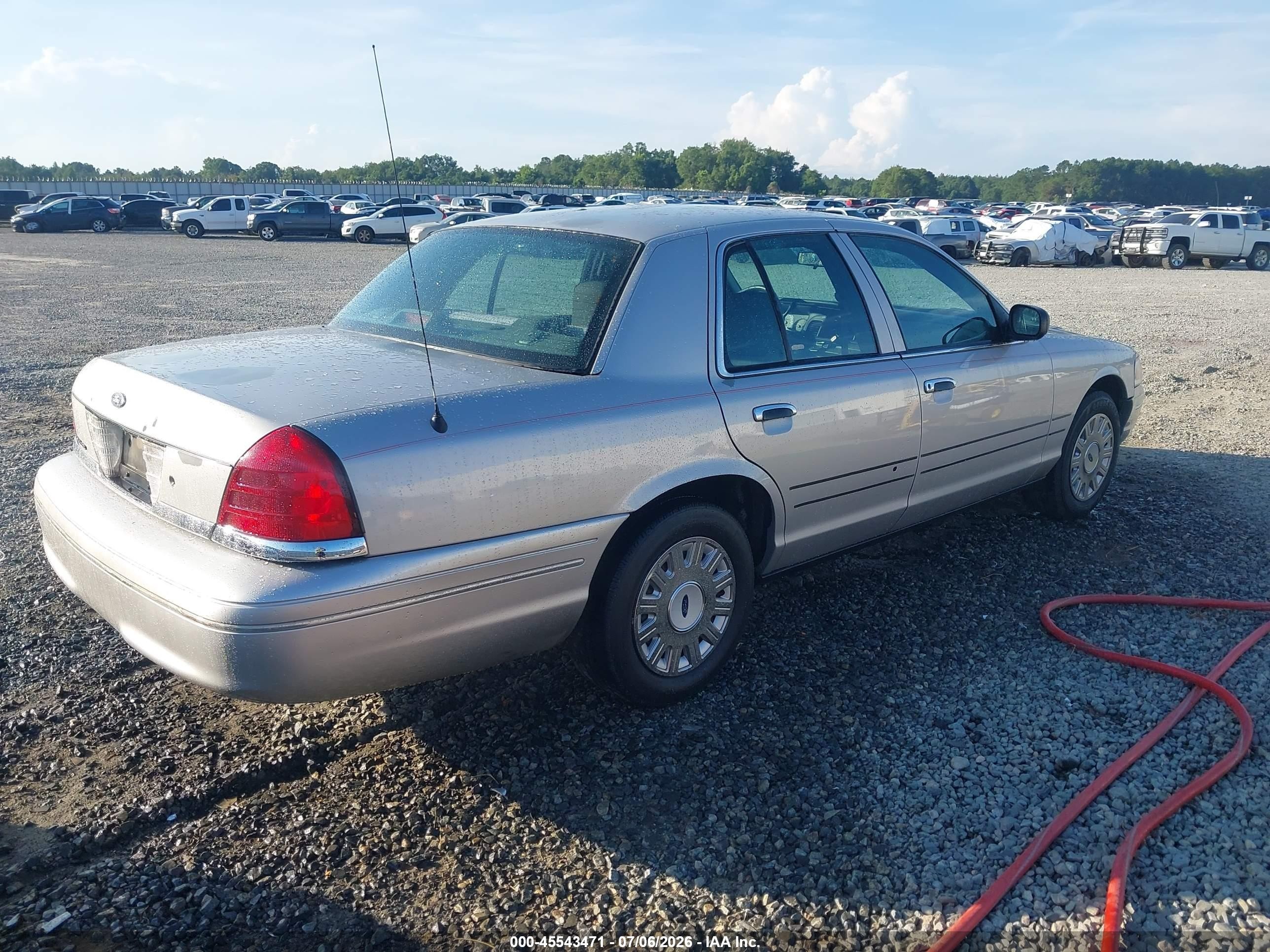 2005 Ford Crown Victoria Police Silver vin: 2FAHP71W75X139017