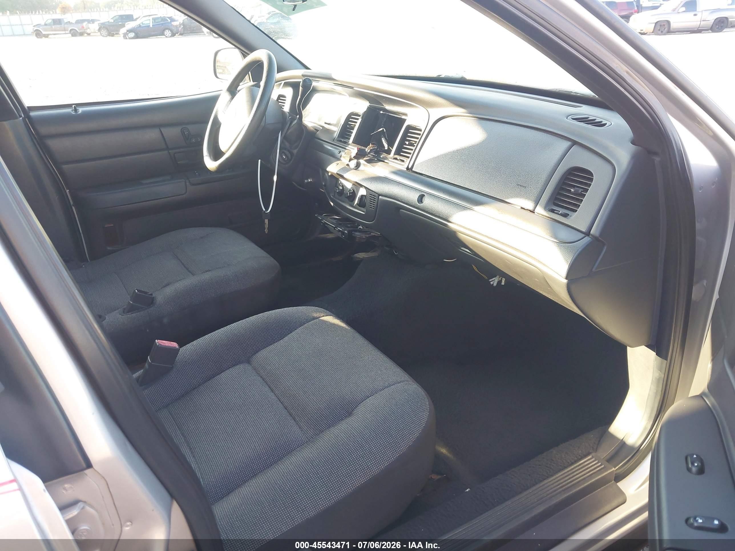 2005 Ford Crown Victoria Police Silver vin: 2FAHP71W75X139017
