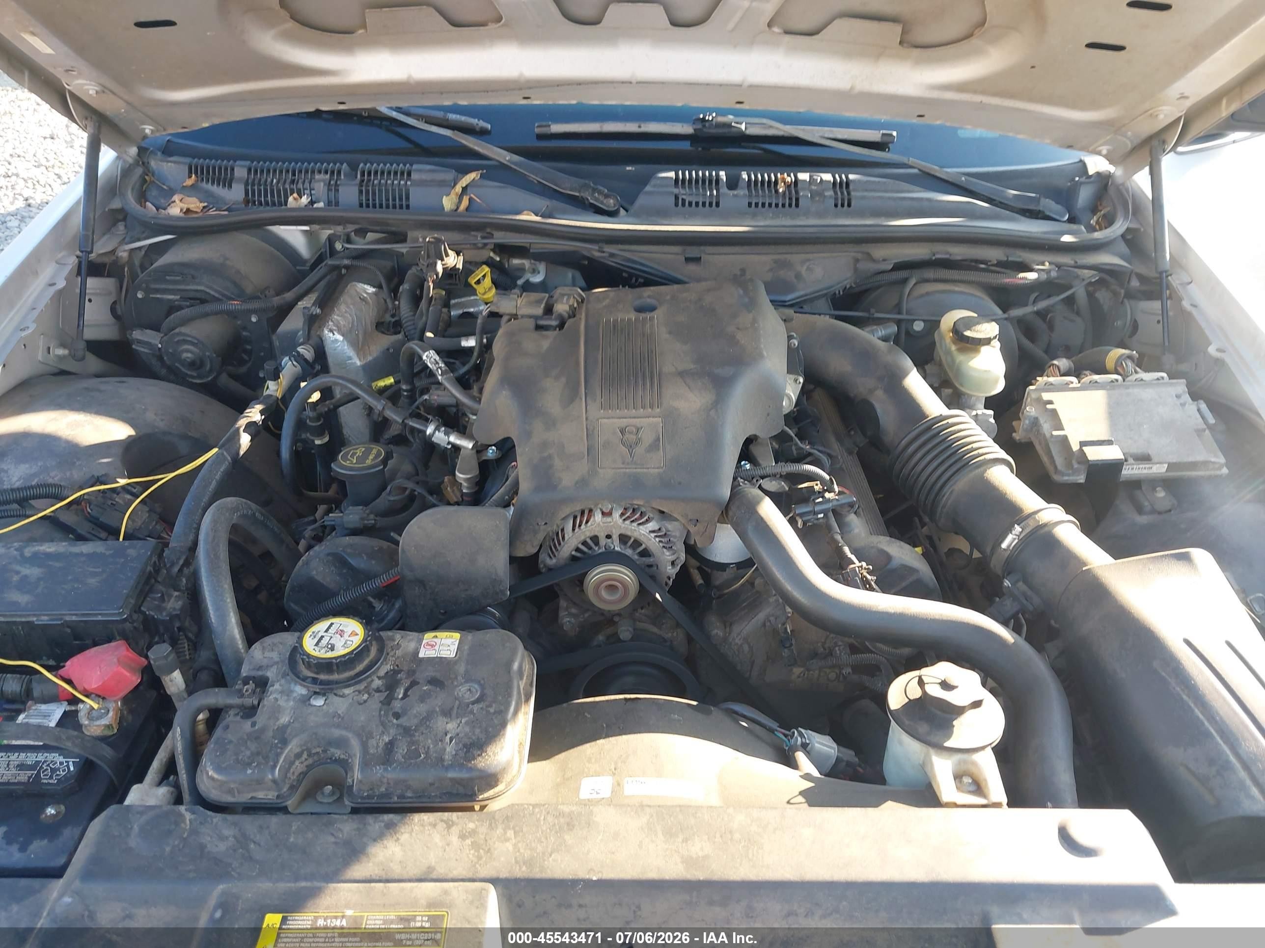 2005 Ford Crown Victoria Police Silver vin: 2FAHP71W75X139017