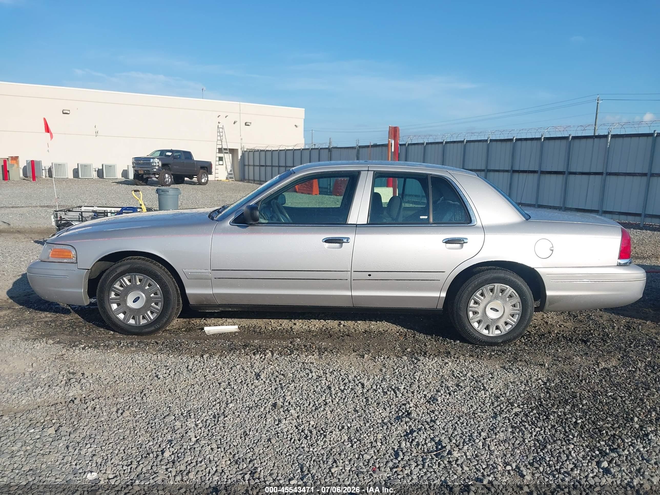 2005 Ford Crown Victoria Police Silver vin: 2FAHP71W75X139017