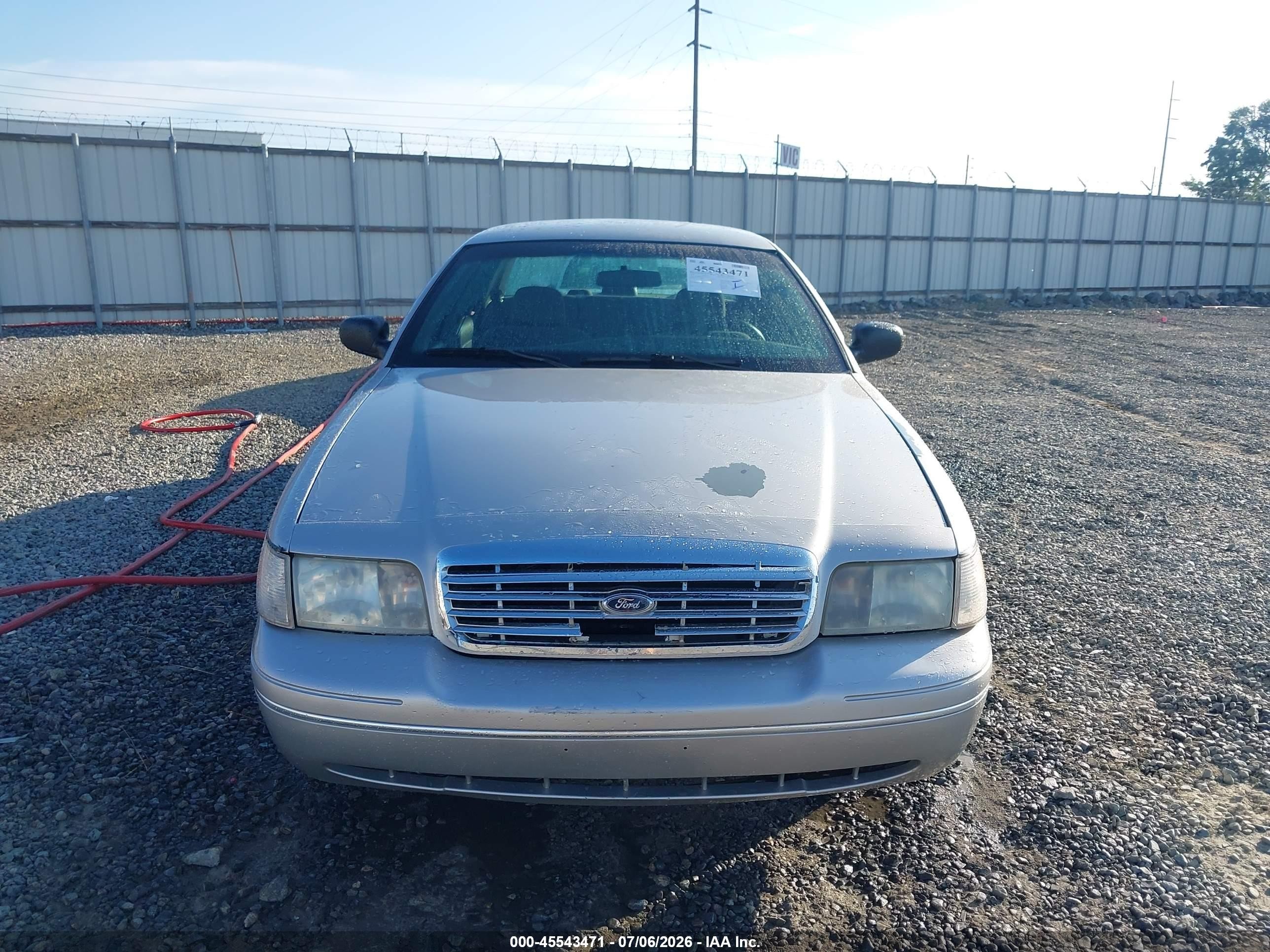 2005 Ford Crown Victoria Police Silver vin: 2FAHP71W75X139017