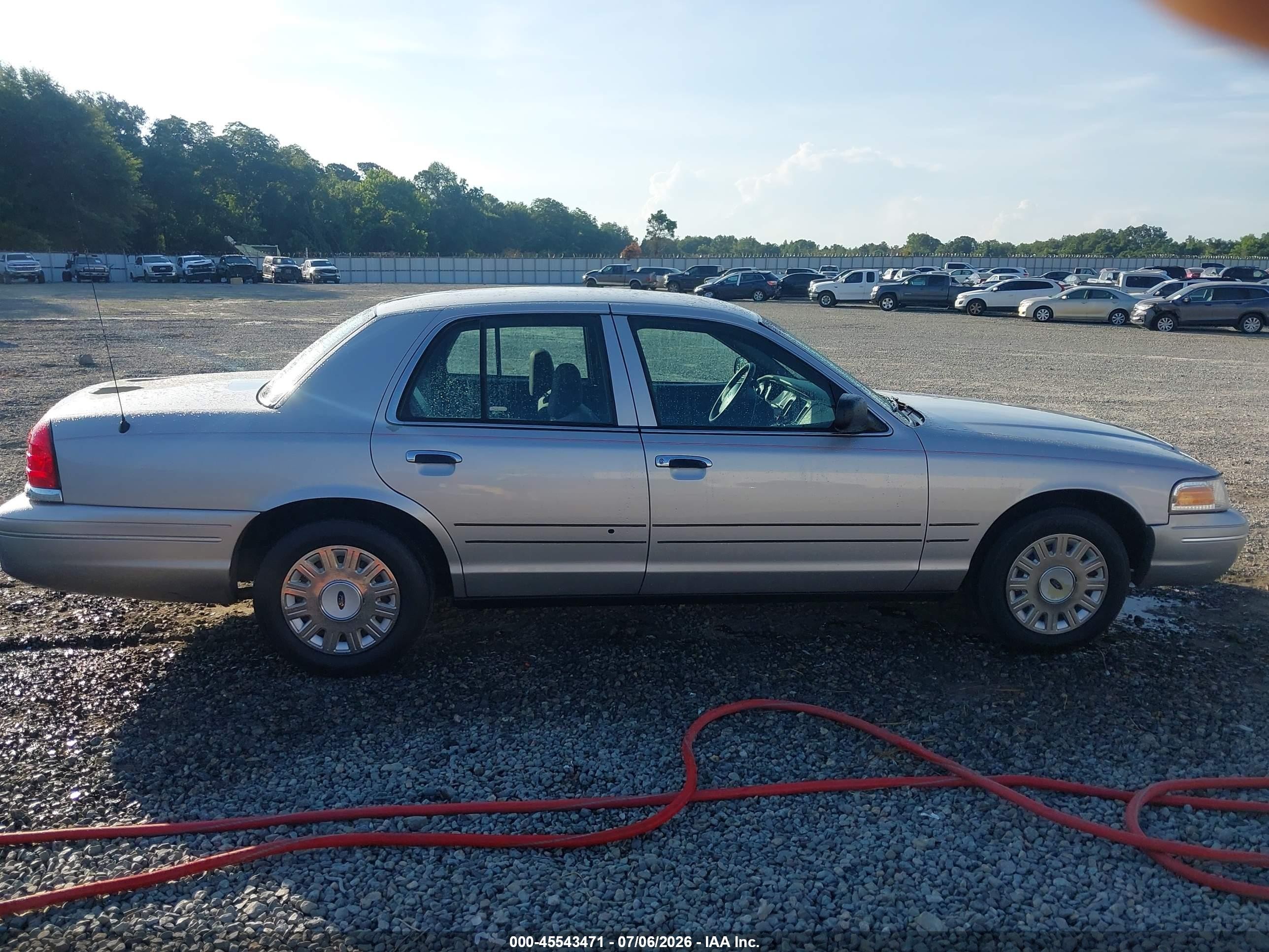 2005 Ford Crown Victoria Police Silver vin: 2FAHP71W75X139017