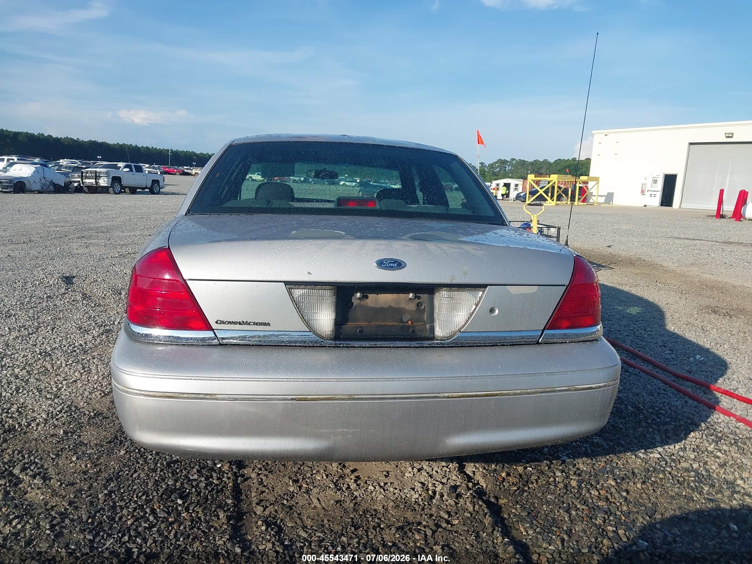 2005 Ford Crown Victoria Police Silver vin: 2FAHP71W75X139017