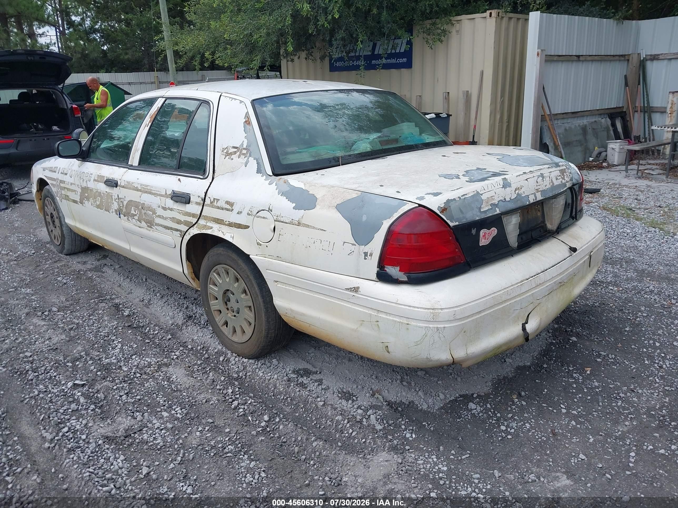 2005 Ford Crown Victoria Police White vin: 2FAHP71W75X143035