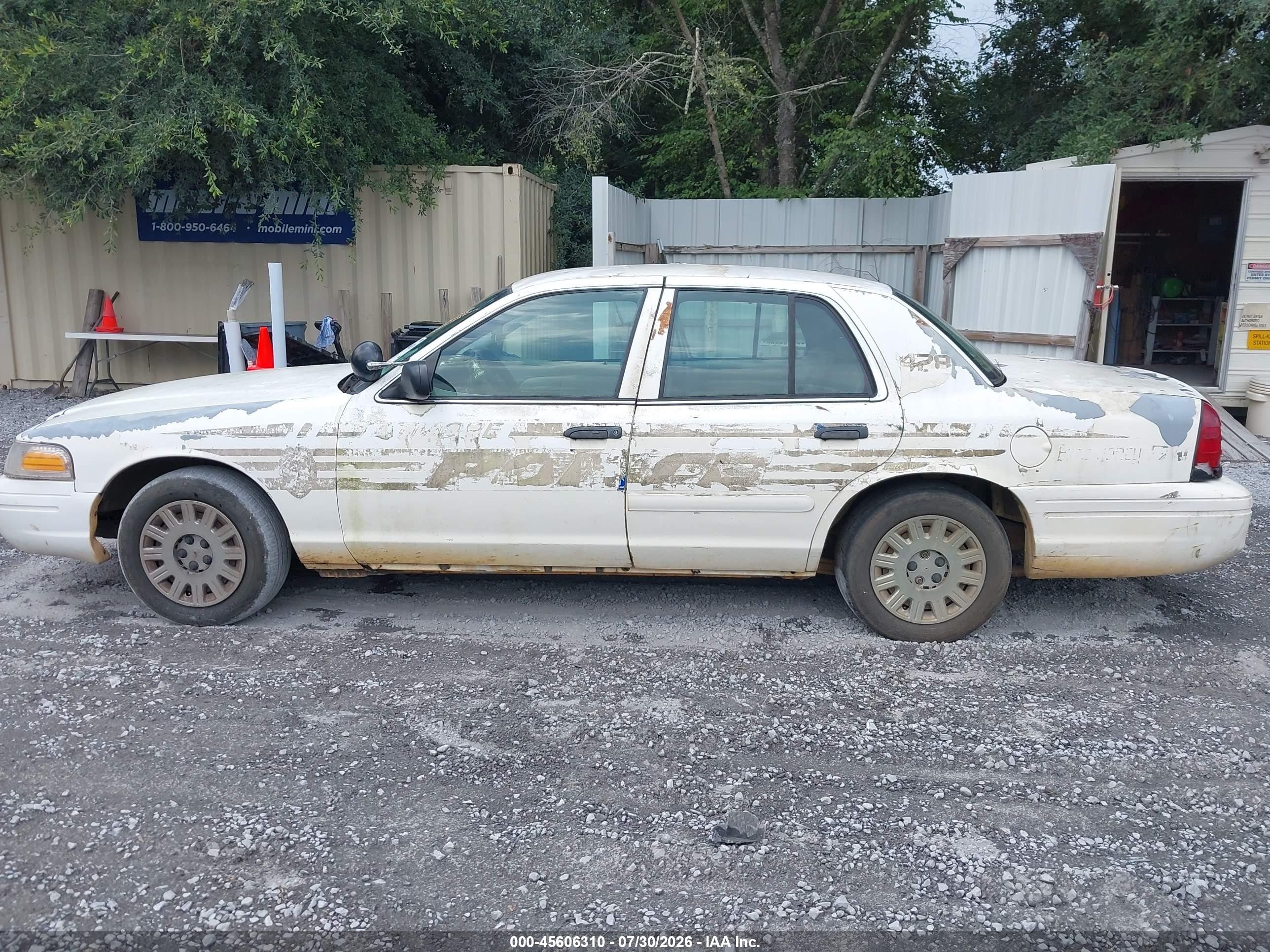 2005 Ford Crown Victoria Police White vin: 2FAHP71W75X143035