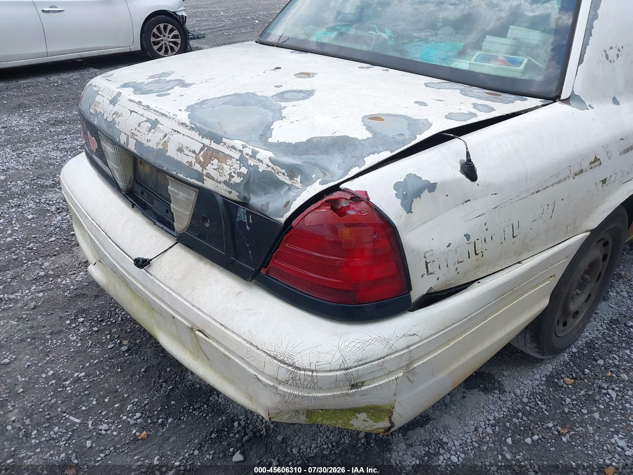 2005 Ford Crown Victoria Police White vin: 2FAHP71W75X143035