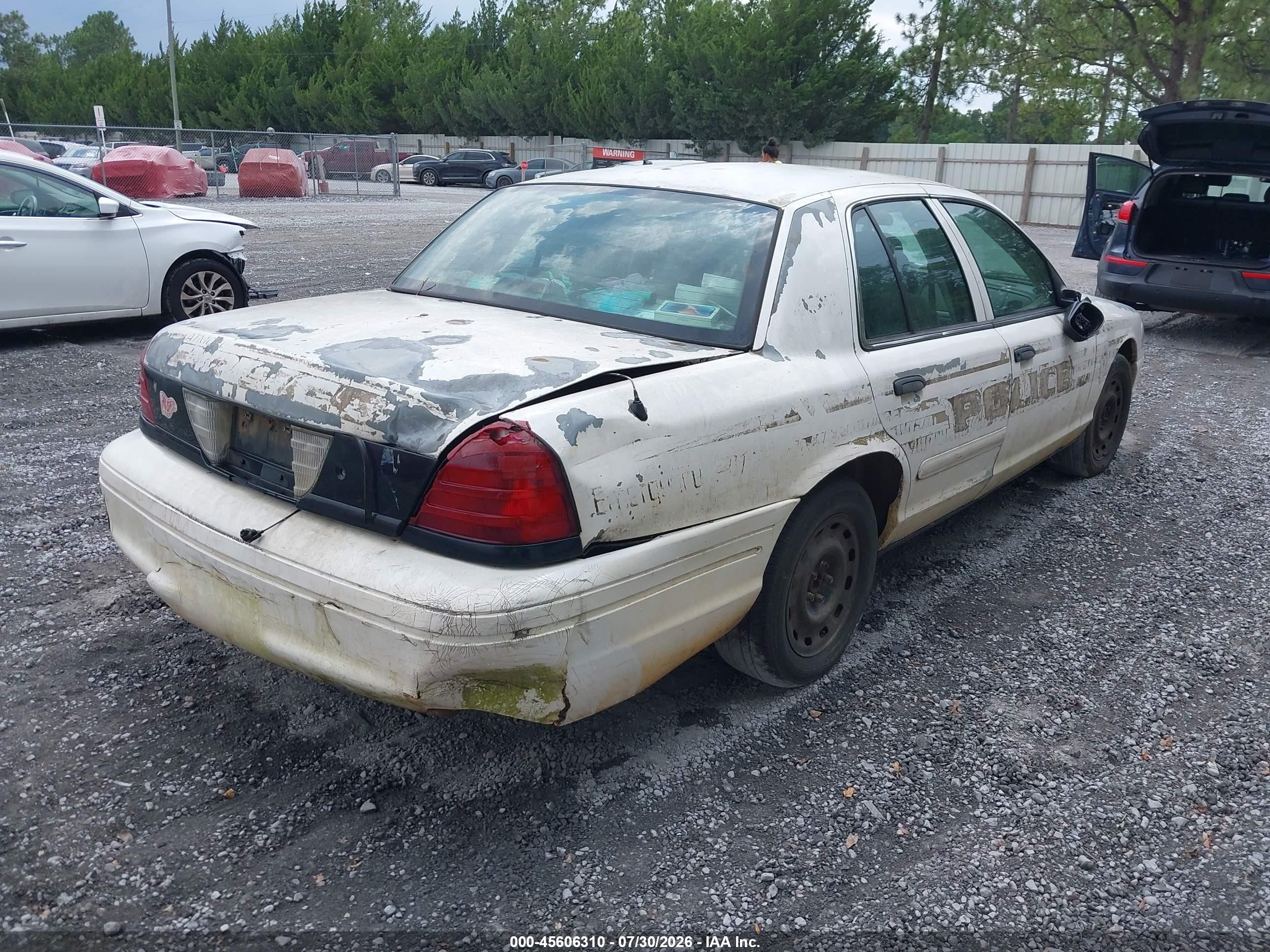 2005 Ford Crown Victoria Police White vin: 2FAHP71W75X143035