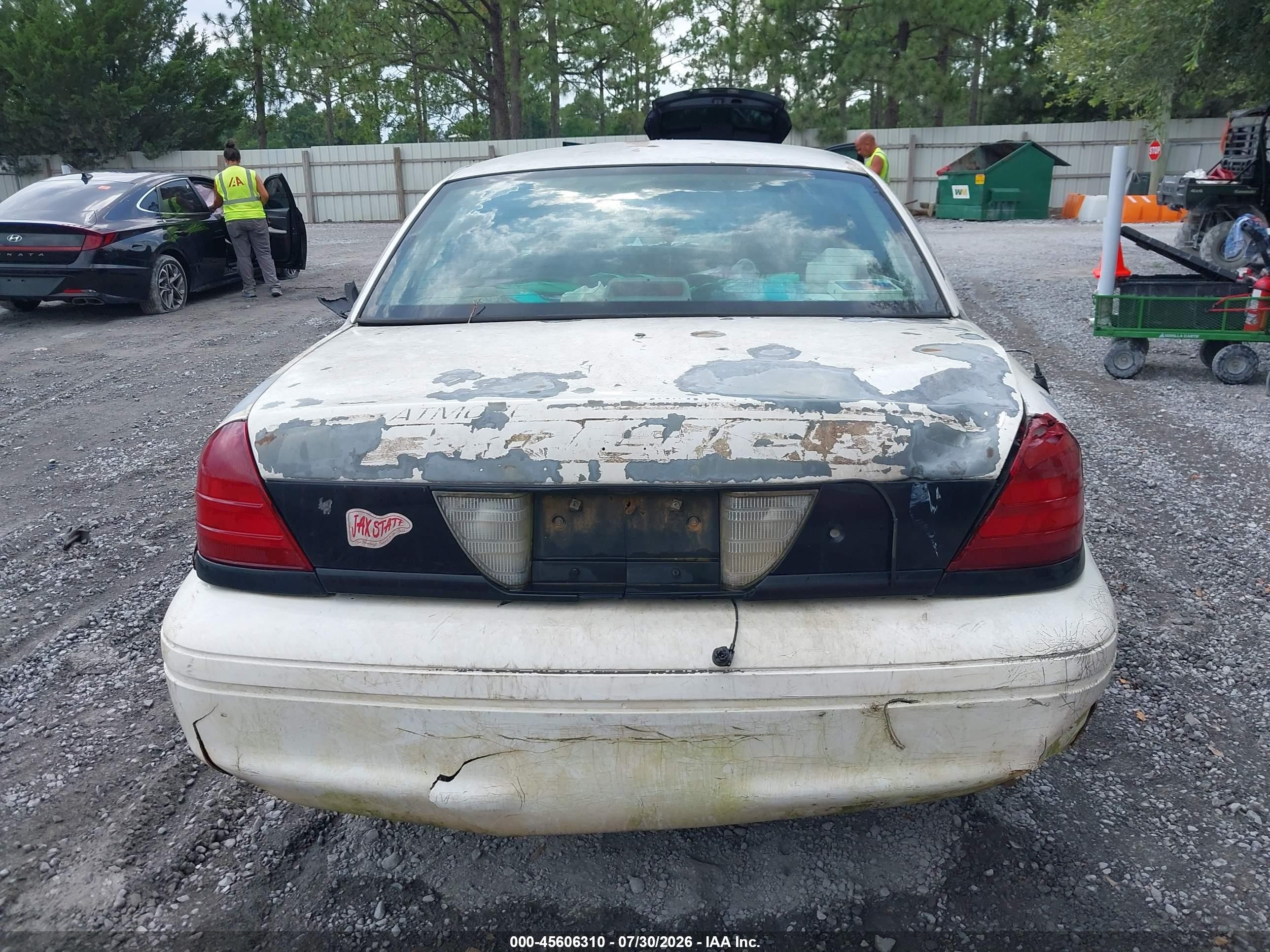 2005 Ford Crown Victoria Police White vin: 2FAHP71W75X143035