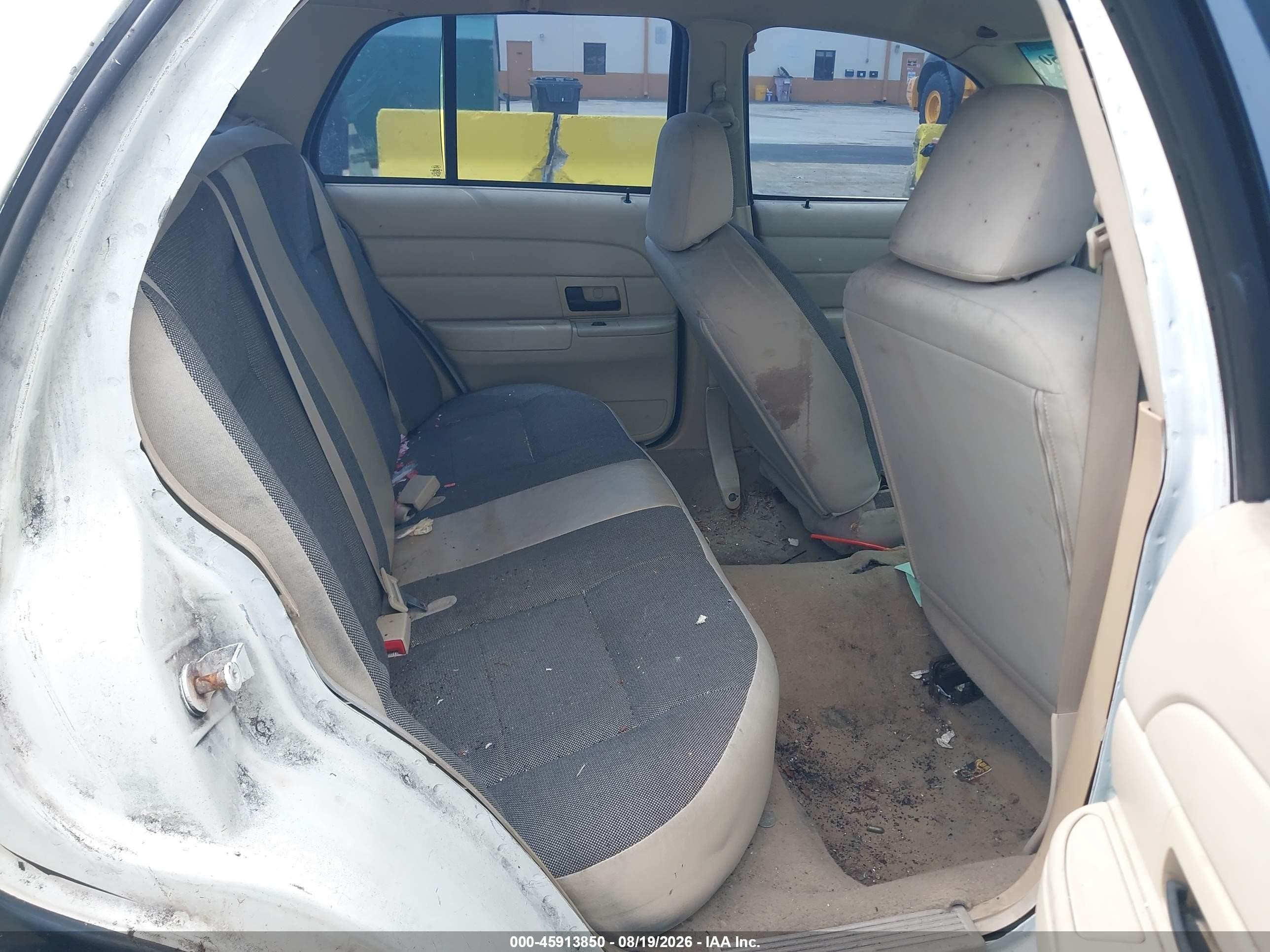 2007 Ford Crown Victoria   Black vin: 2FAHP71W97X123596