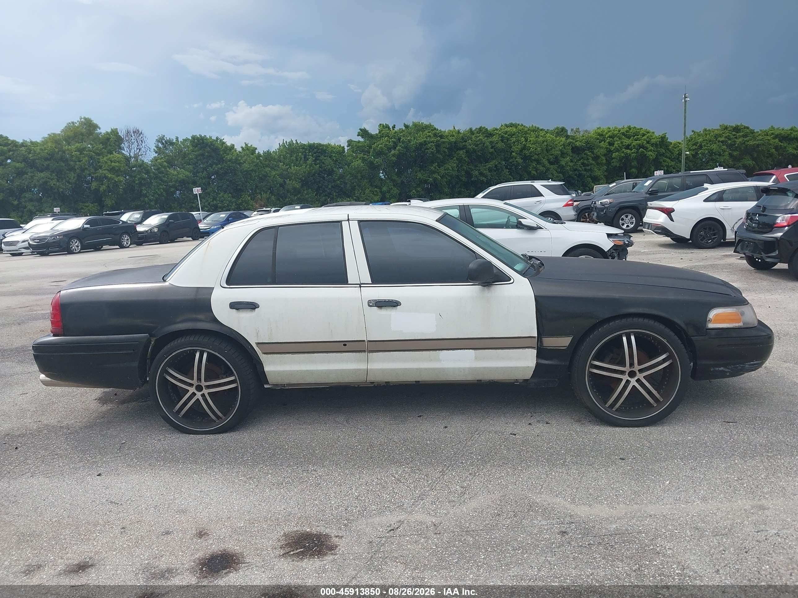 2007 Ford Crown Victoria   Black vin: 2FAHP71W97X123596
