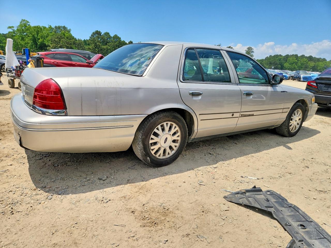 2004 Ford Crown Victoria Lx Silver vin: 2FAHP74W04X142660