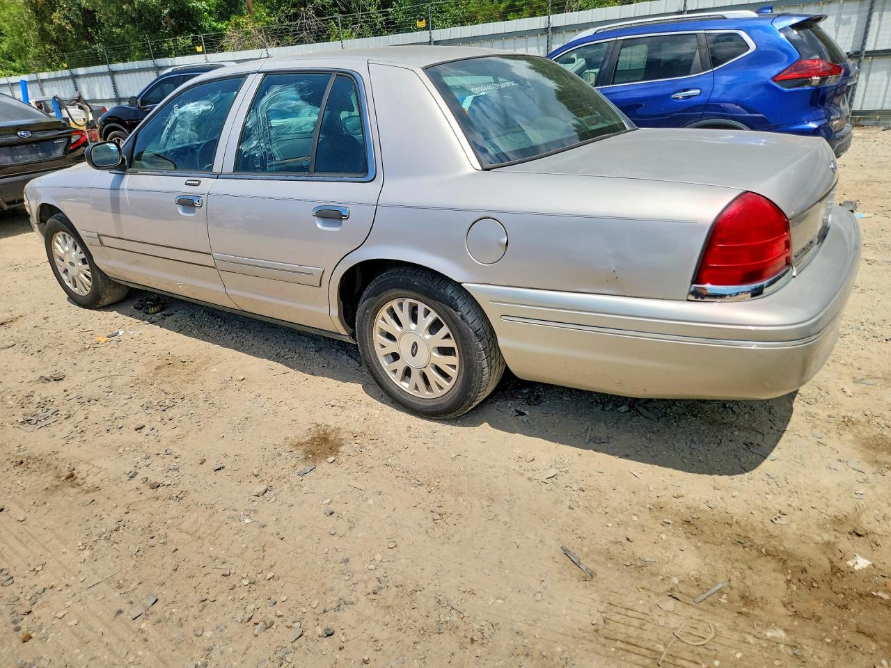 2004 Ford Crown Victoria Lx Silver vin: 2FAHP74W04X142660