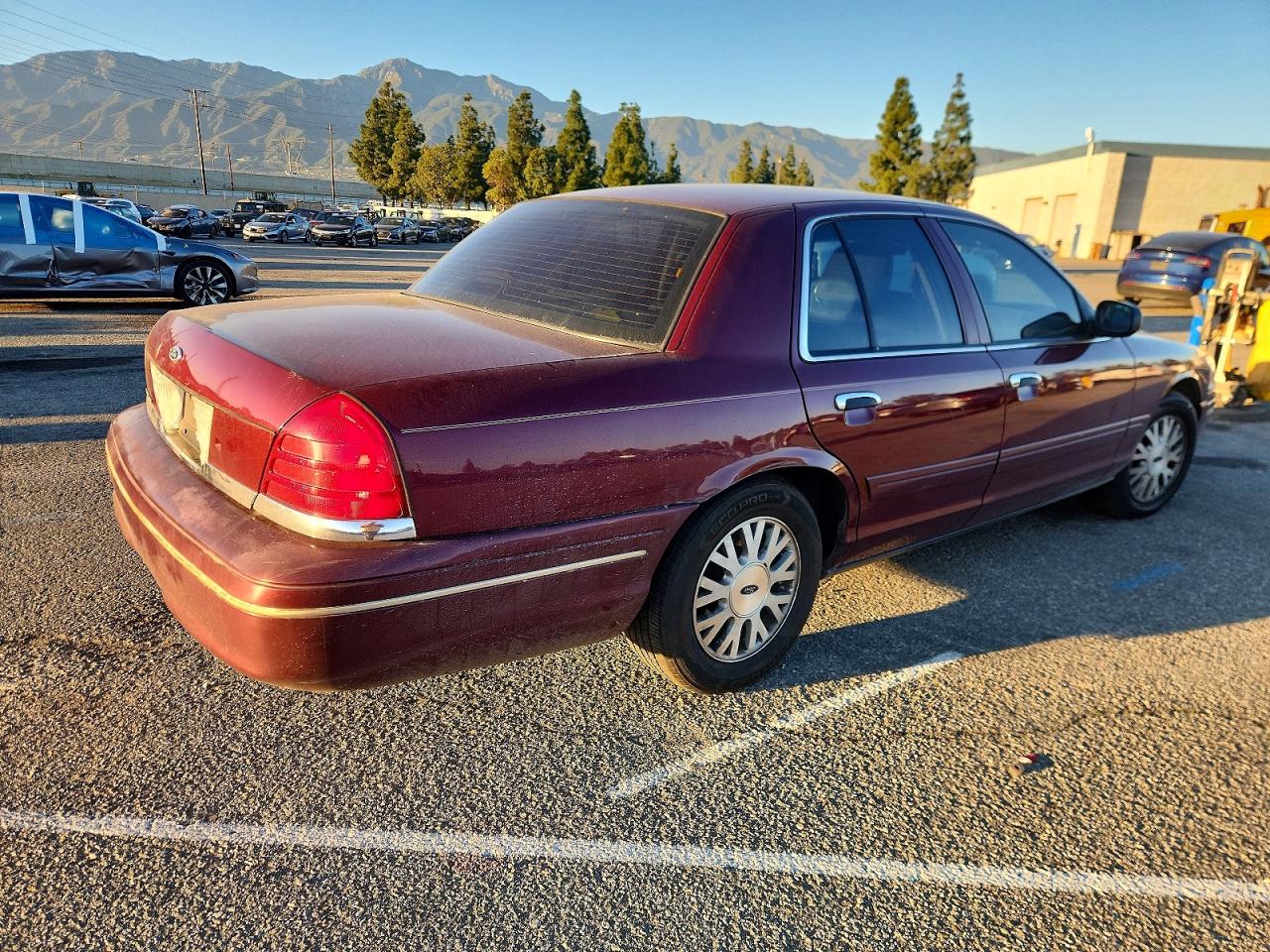 2004 Ford Crown Victoria Lx Burgundy vin: 2FAHP74W34X152602