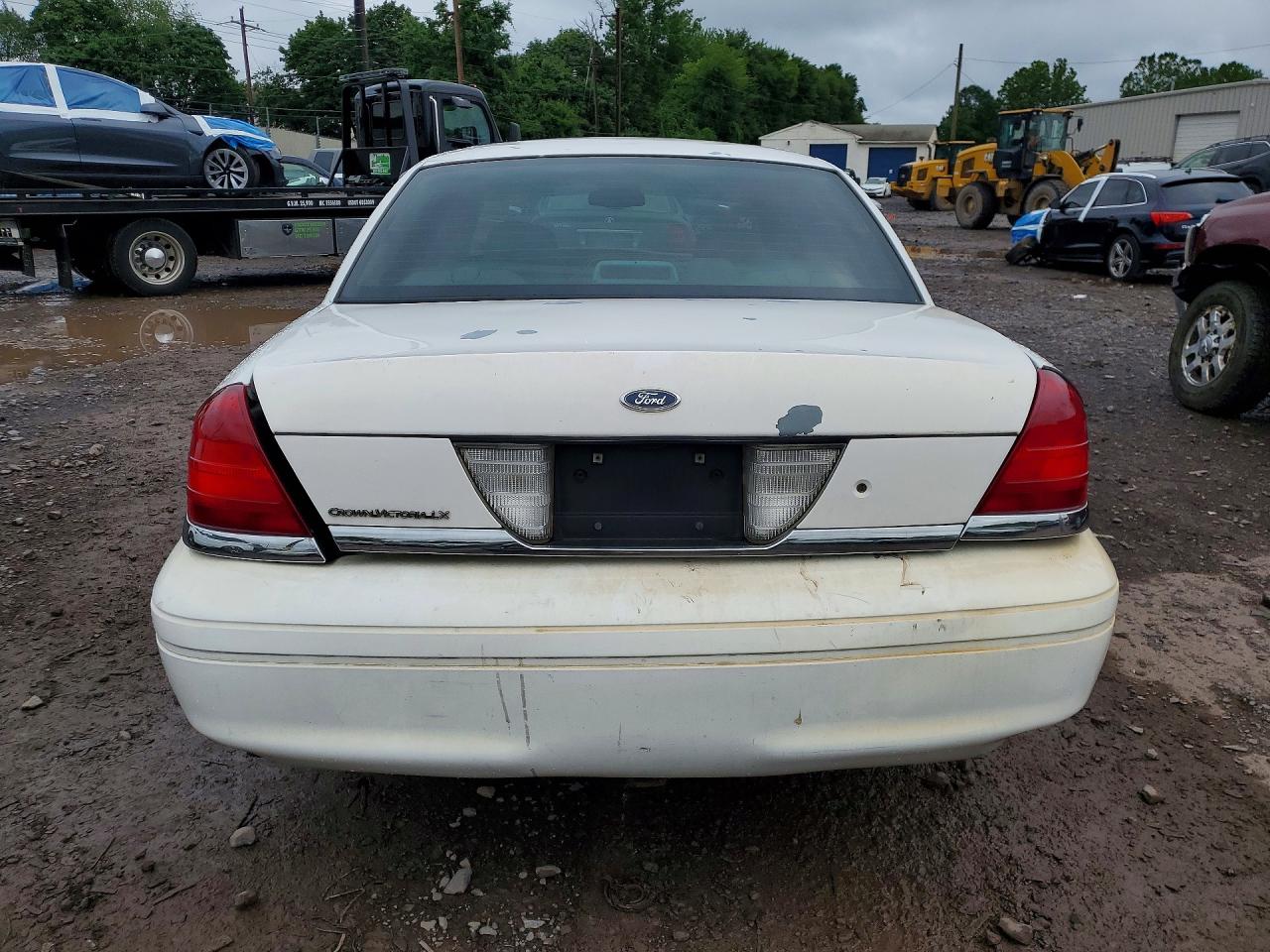 2005 Ford Crown Victoria Lx White vin: 2FAHP74W65X156015