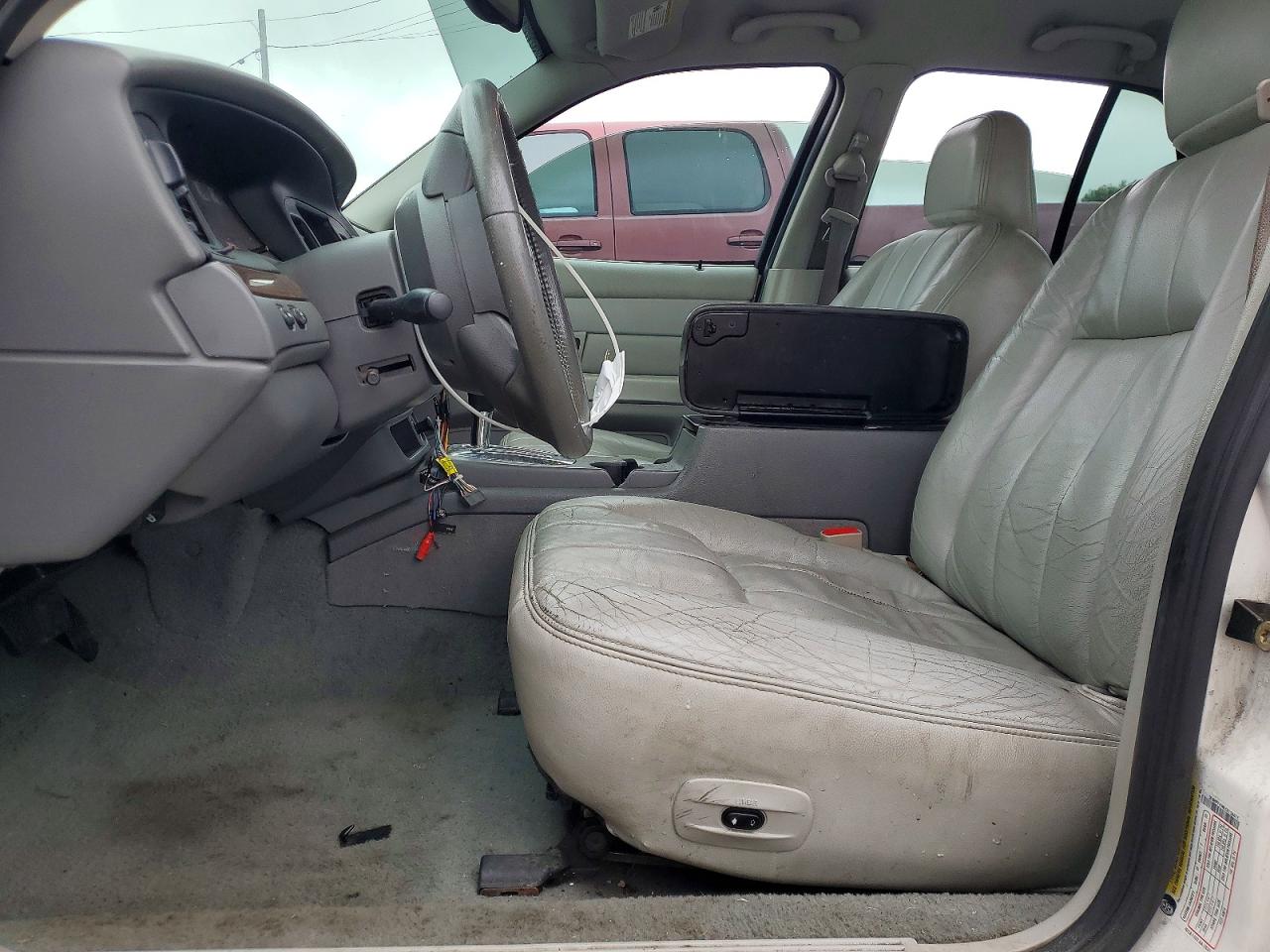 2005 Ford Crown Victoria Lx White vin: 2FAHP74W65X156015
