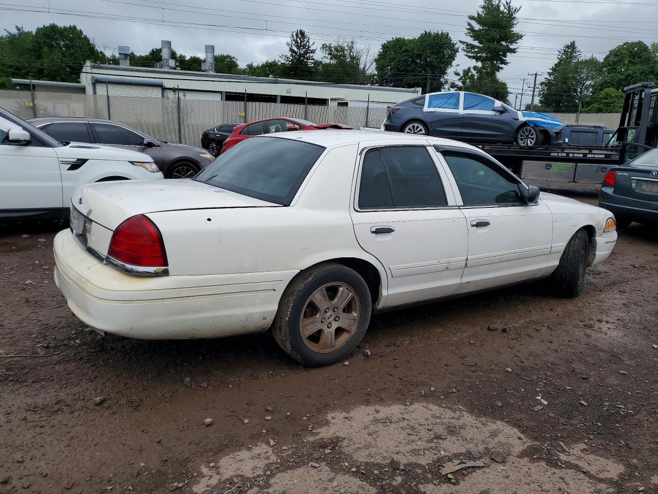2005 Ford Crown Victoria Lx White vin: 2FAHP74W65X156015