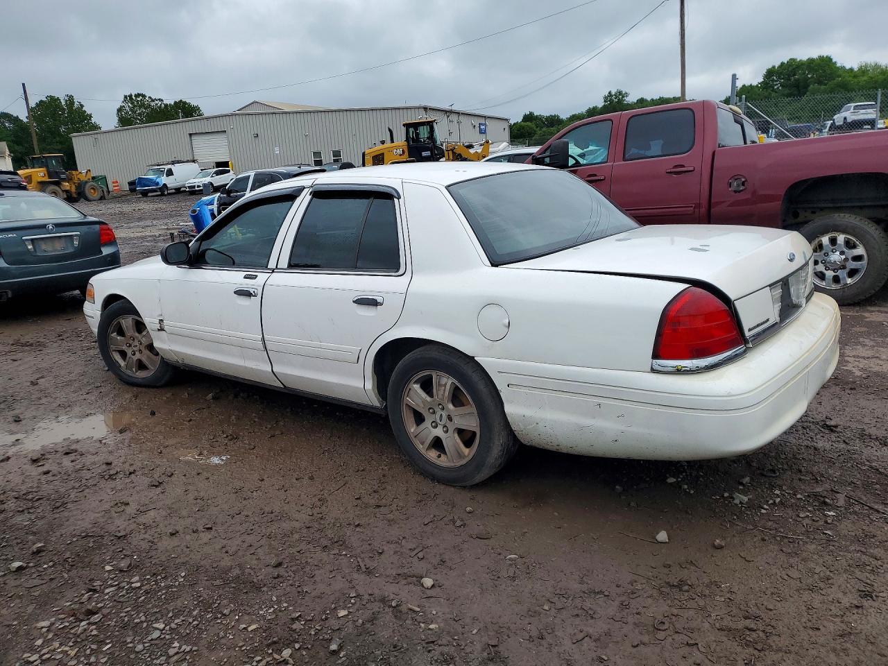 2005 Ford Crown Victoria Lx White vin: 2FAHP74W65X156015