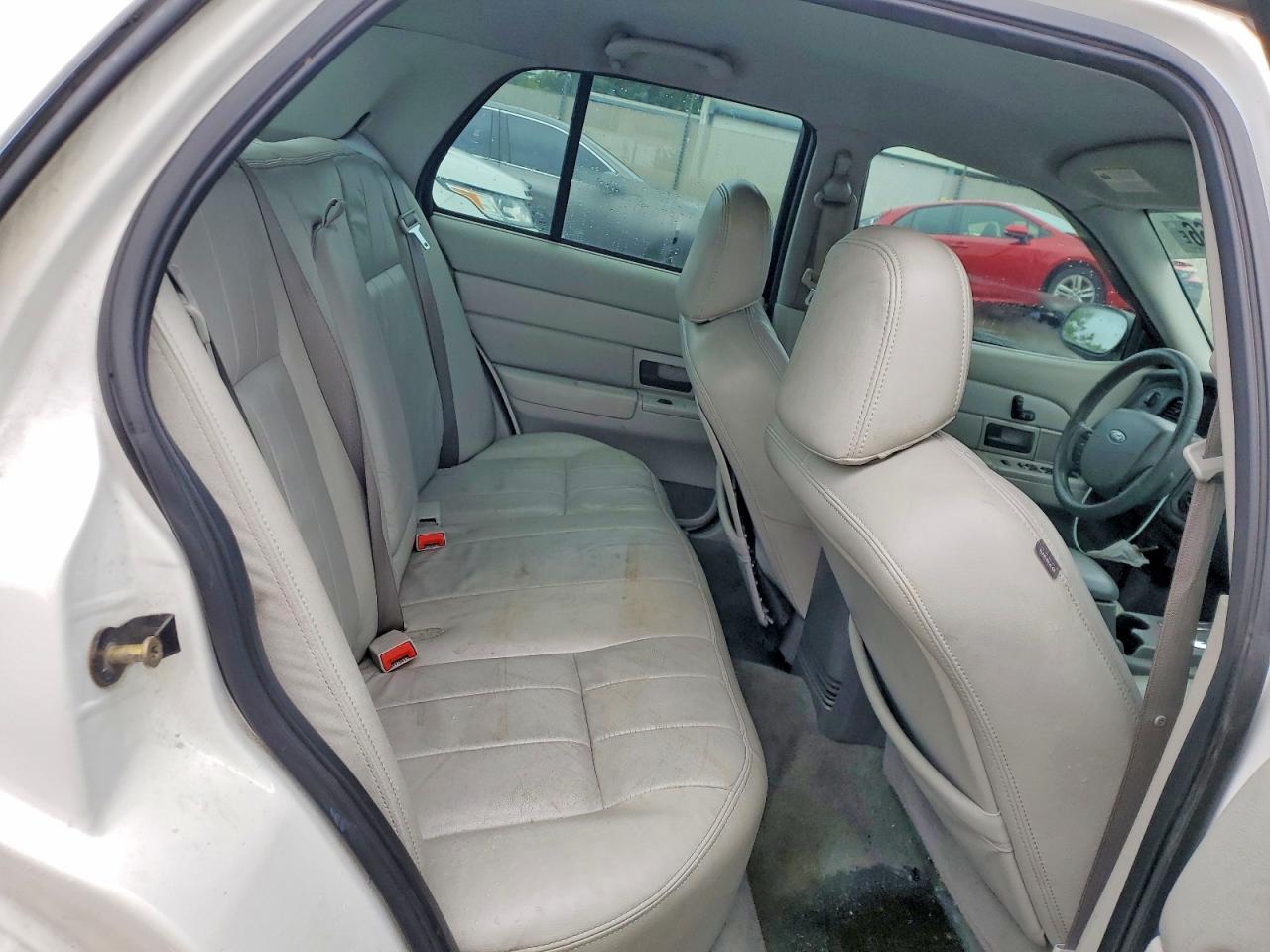 2005 Ford Crown Victoria Lx White vin: 2FAHP74W65X156015