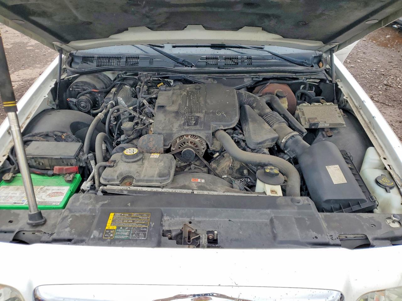2005 Ford Crown Victoria Lx White vin: 2FAHP74W65X156015