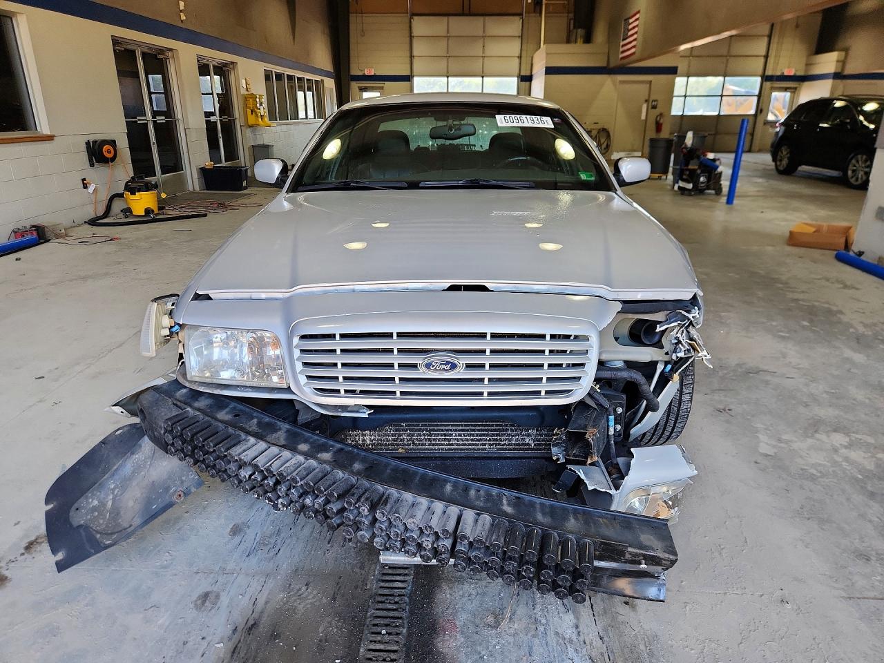 2003 Ford Crown Victoria Lx Silver vin: 2FAHP74W73X160992