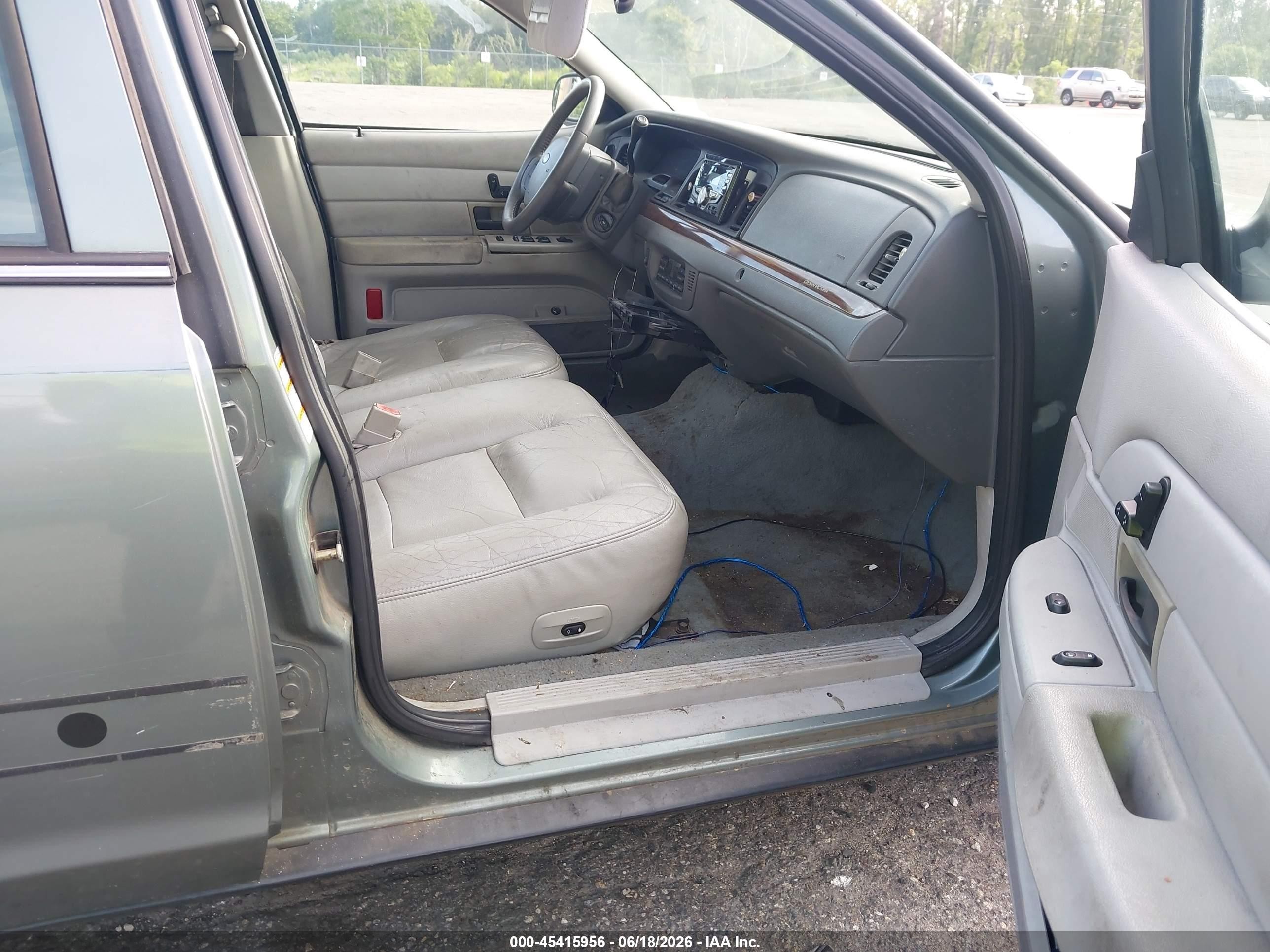 2005 Ford Crown Victoria Lx/lx Sport Light Blue vin: 2FAHP74W75X105977