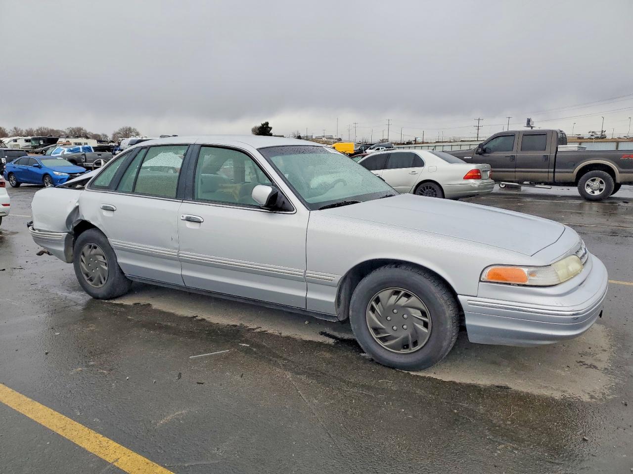 1996 Ford Crown Victoria Silver vin: 2FALP7367TX100254