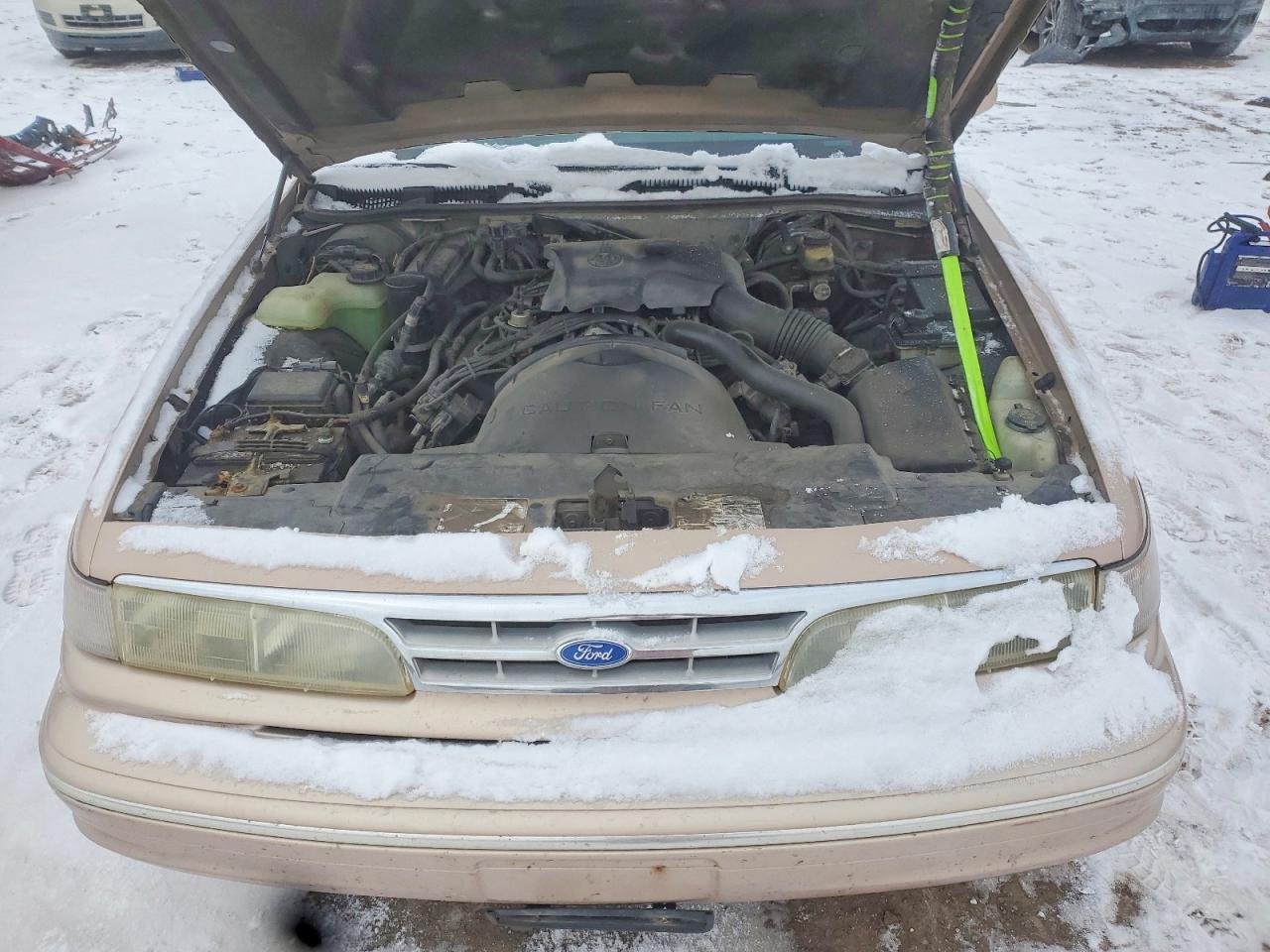 1996 Ford Crown Victoria Желто-коричневый vin: 2FALP73W0TX174812
