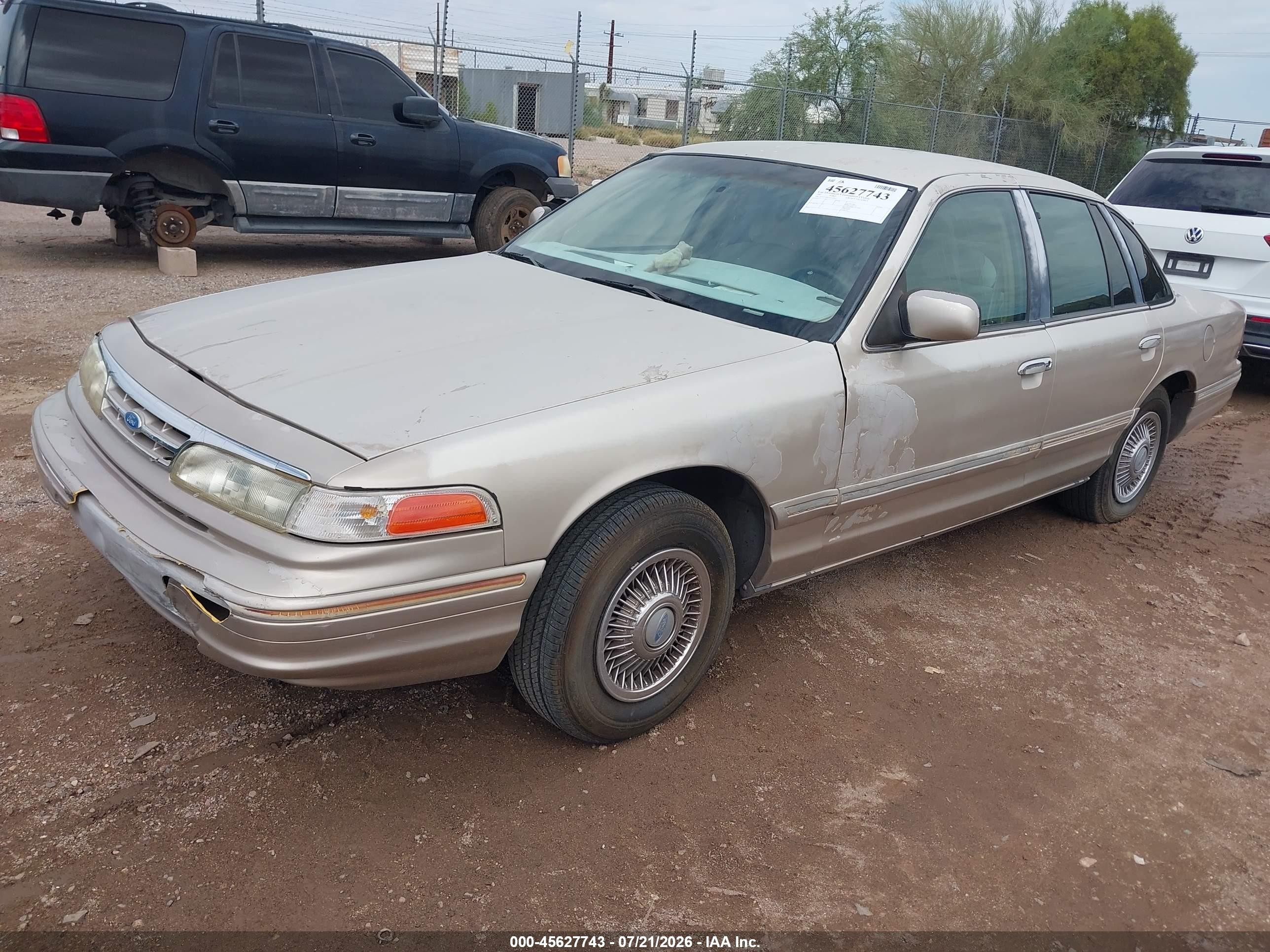 1997 Ford Crown Victoria   Champagne vin: 2FALP73W3VX109665
