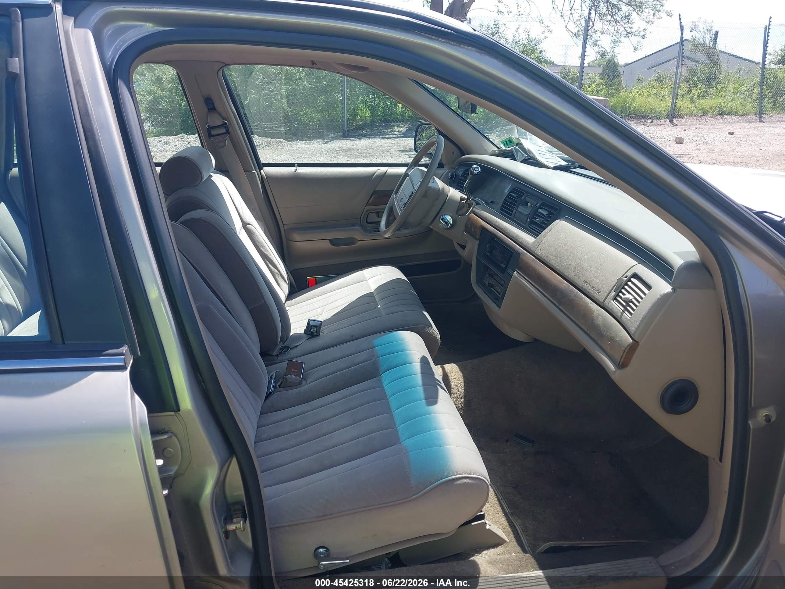 1994 Ford Crown Victoria   Champagne vin: 2FALP73W5RX169324