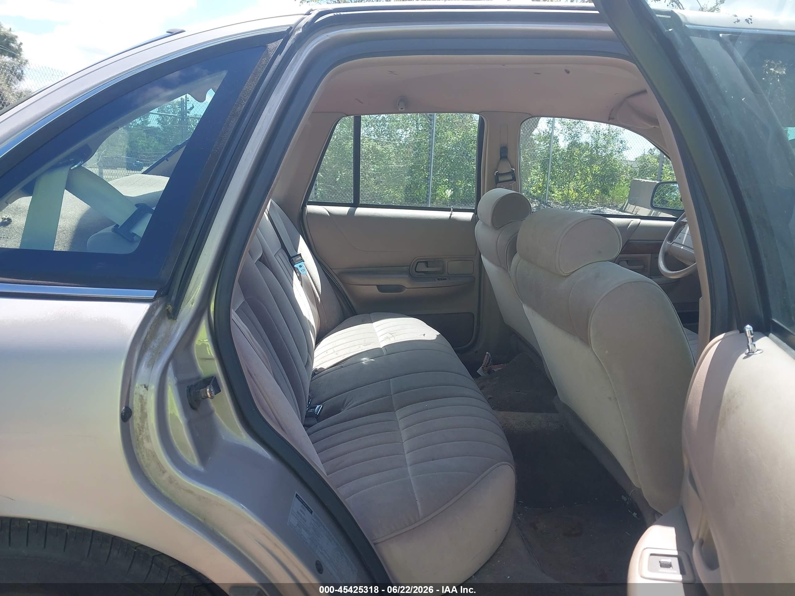 1994 Ford Crown Victoria   Champagne vin: 2FALP73W5RX169324