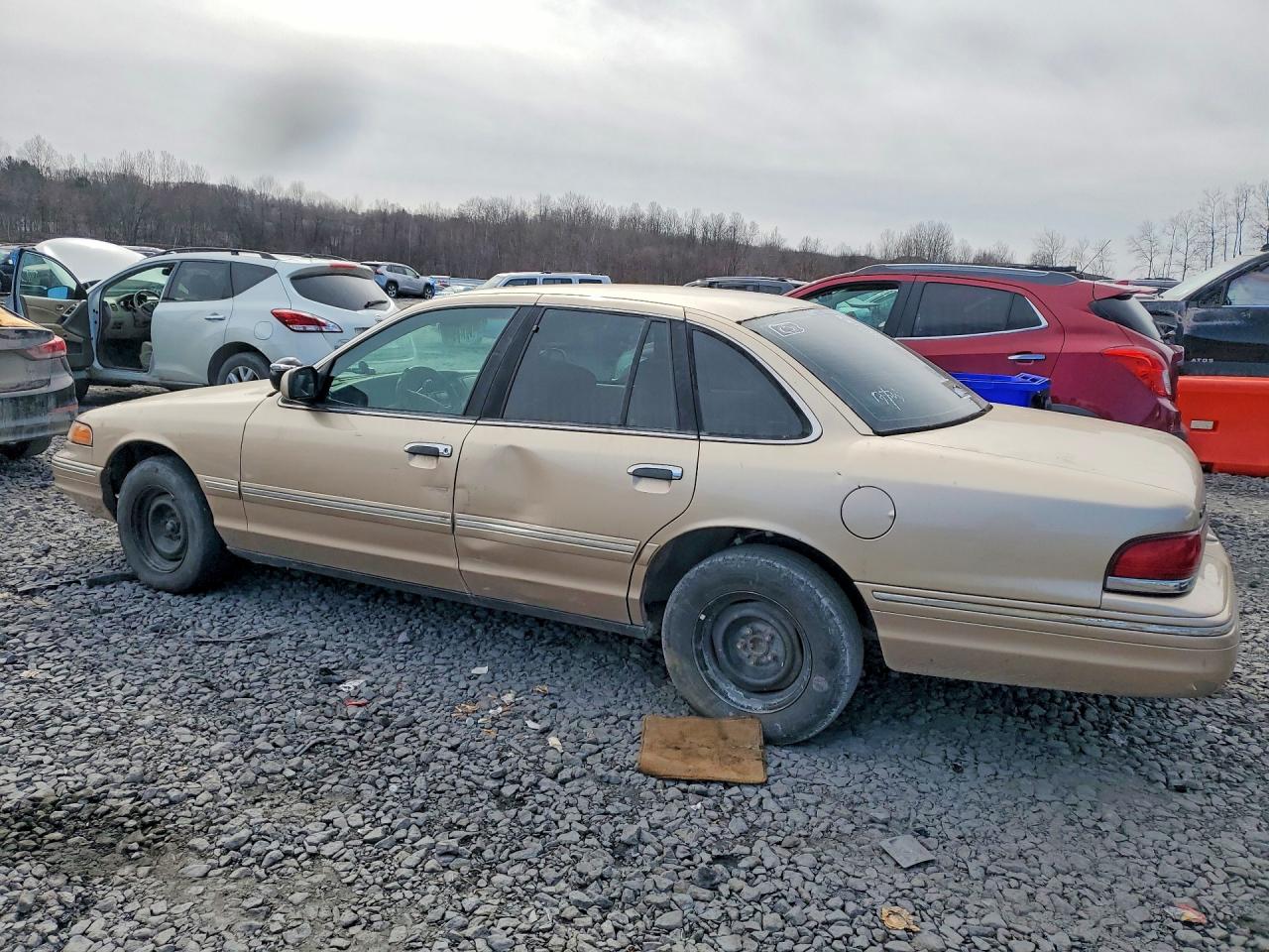 1996 Ford Crown Victoria Золотой vin: 2FALP73W5TX187510