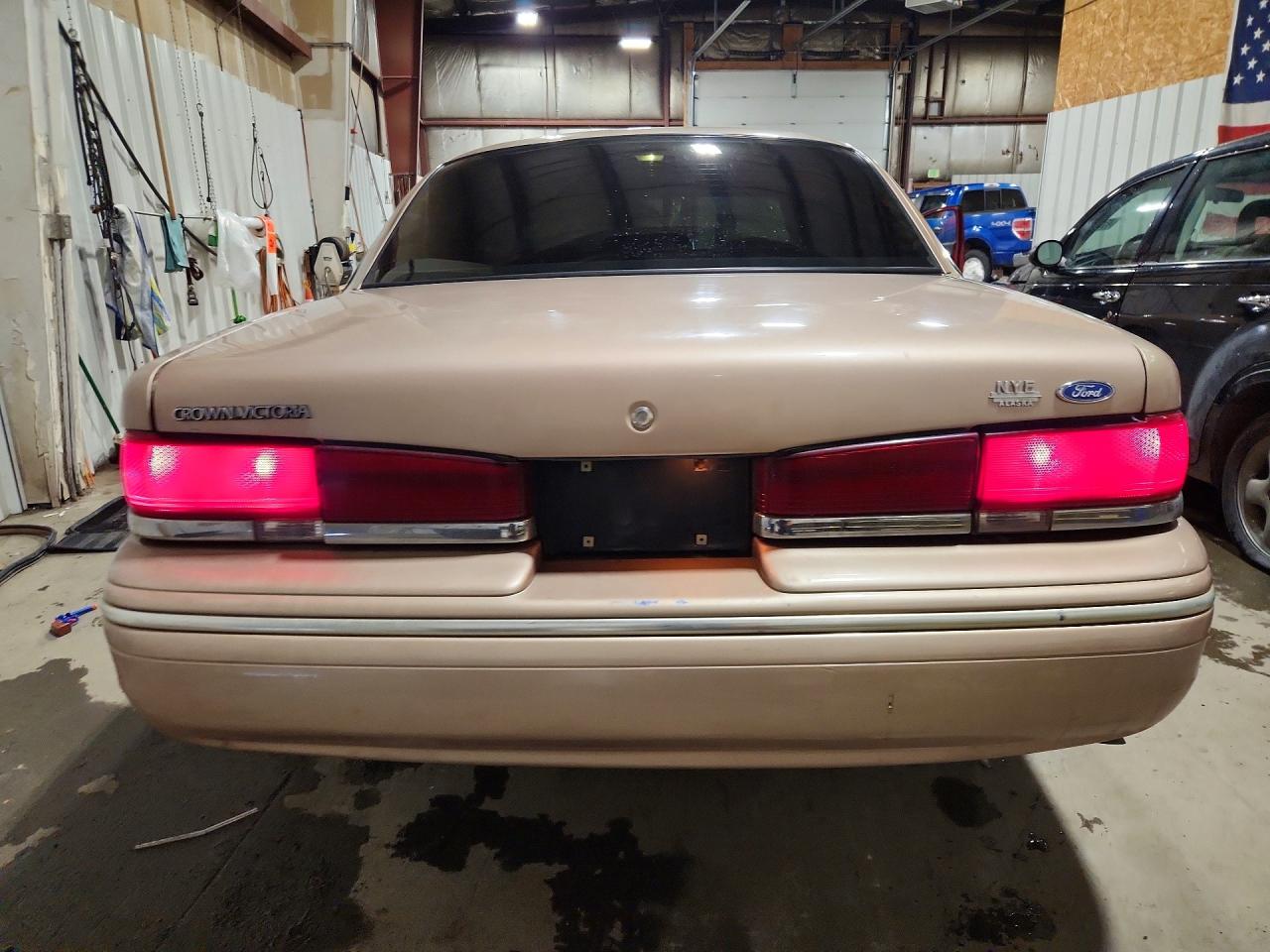 1996 Ford Crown Victoria Beige vin: 2FALP73W6TX147470