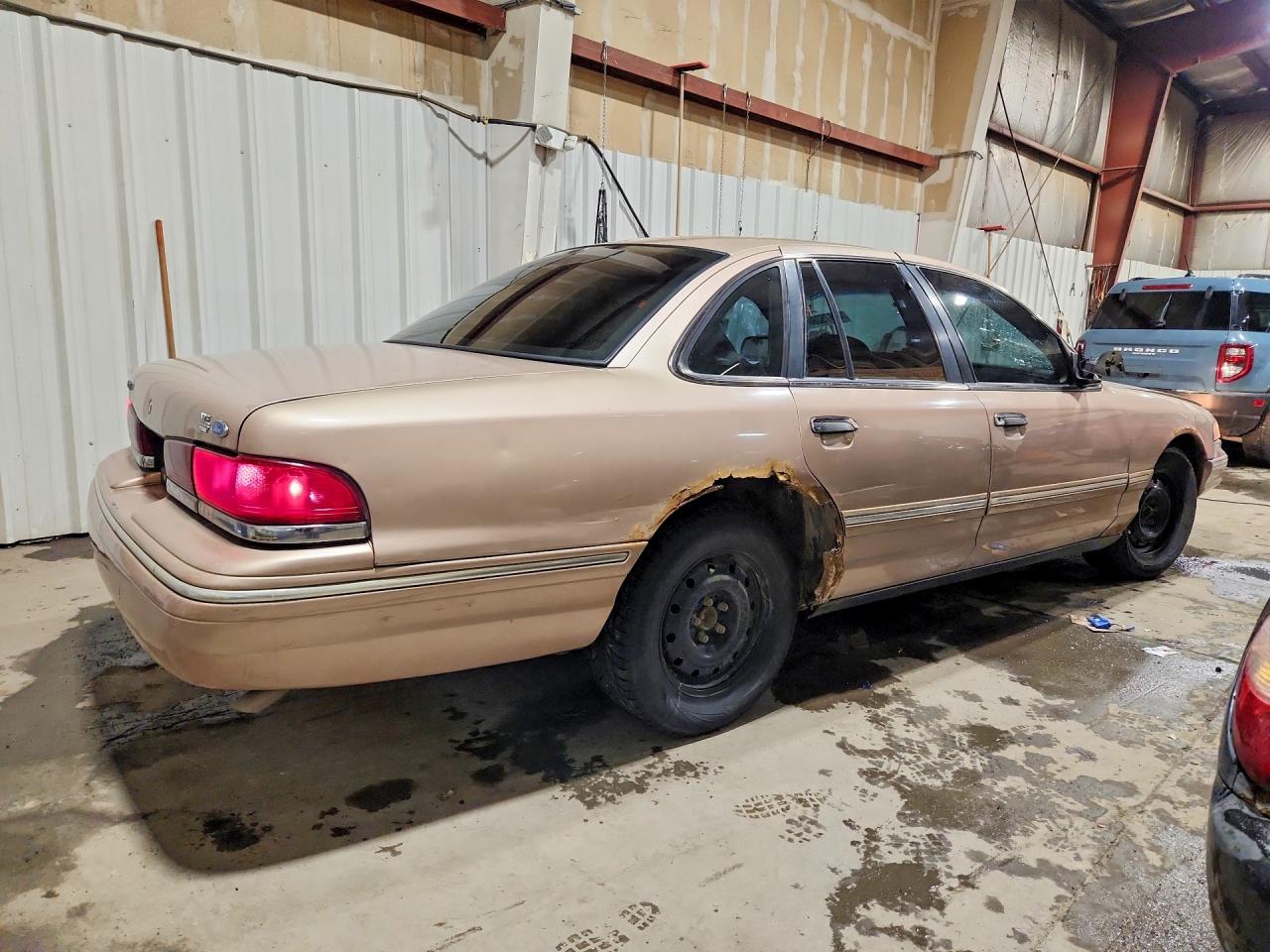 1996 Ford Crown Victoria Beige vin: 2FALP73W6TX147470