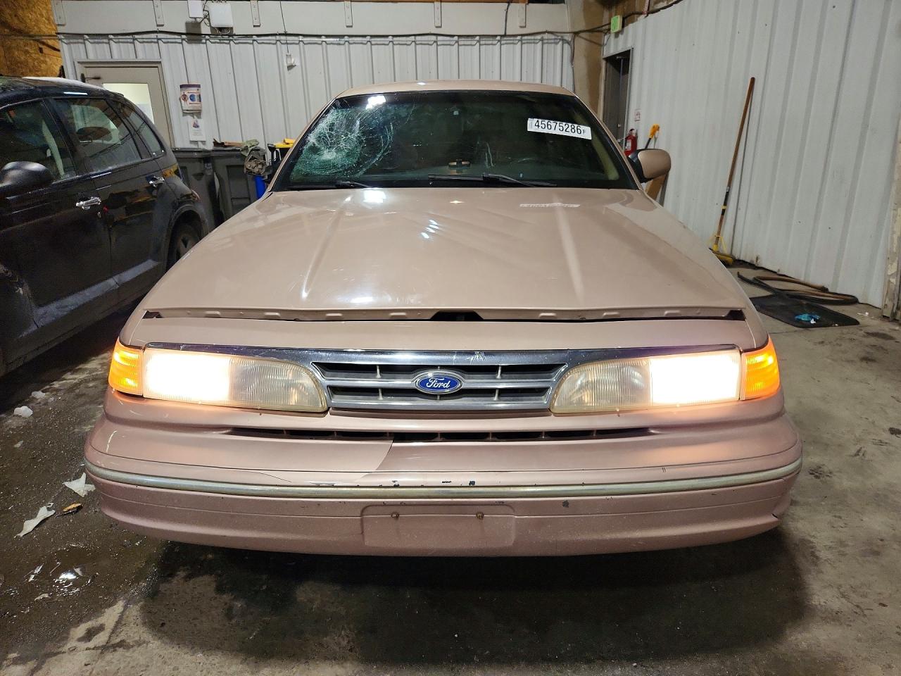 1996 Ford Crown Victoria Beige vin: 2FALP73W6TX147470