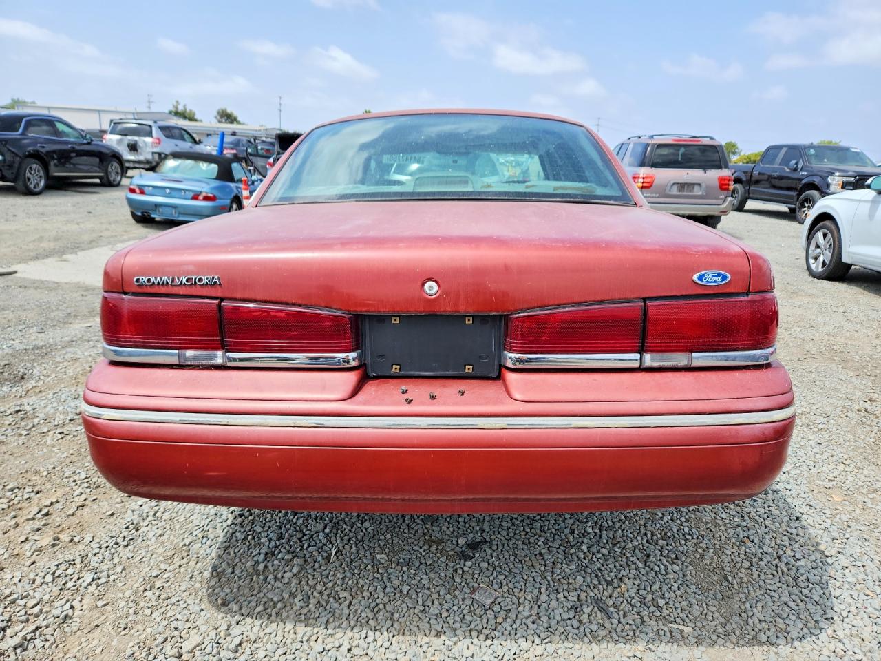 1997 Ford Crown Victoria Burgundy vin: 2FALP73W9VX113655