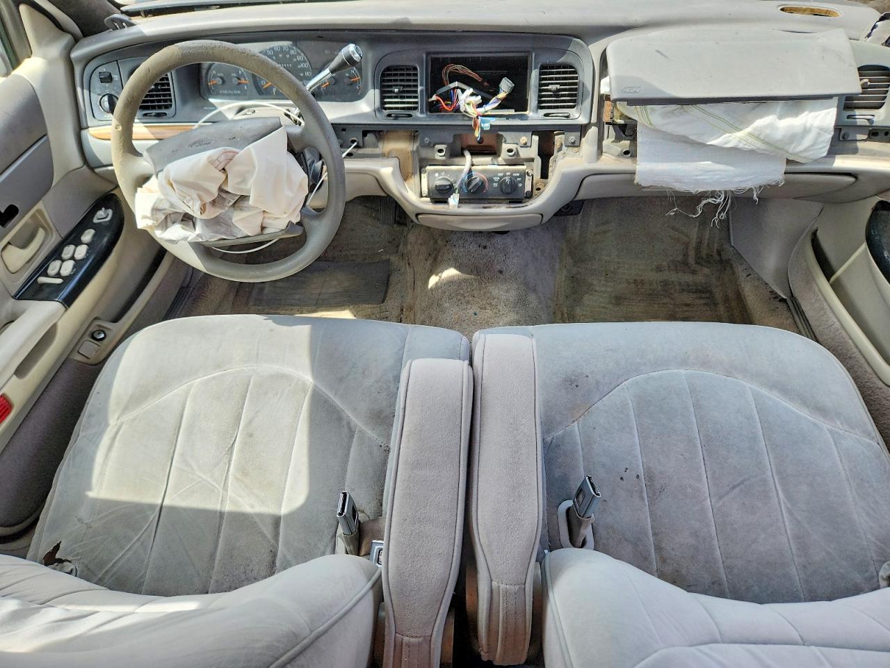 1997 Ford Crown Victoria Burgundy vin: 2FALP73W9VX113655